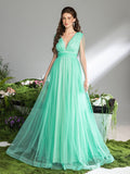 Kleid mit Kettendetail und tiefem Ausschnitt aus Mesh-Overlay