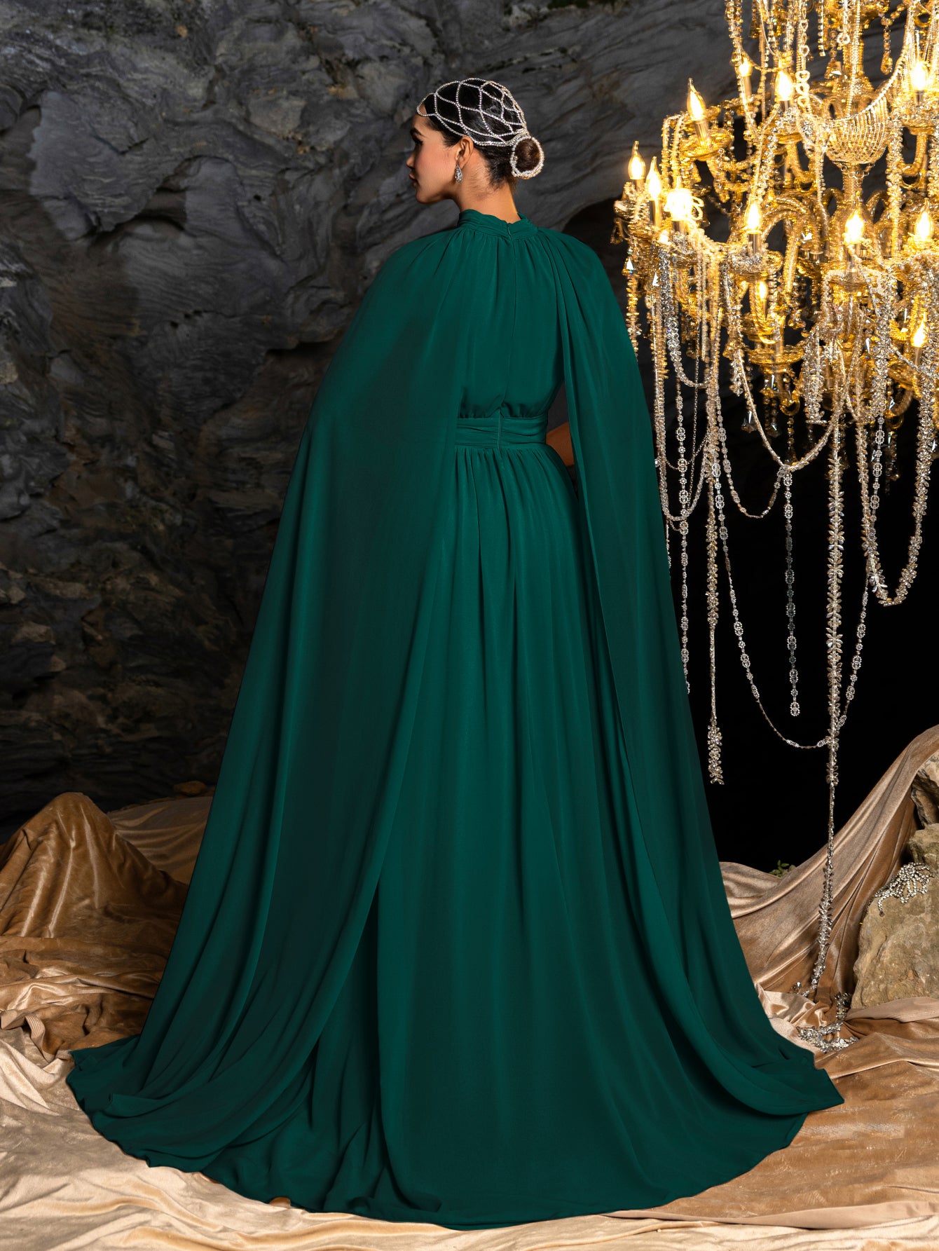 Elegantes Abendkleid aus Chiffon mit Stehkragen und Umhangärmeln