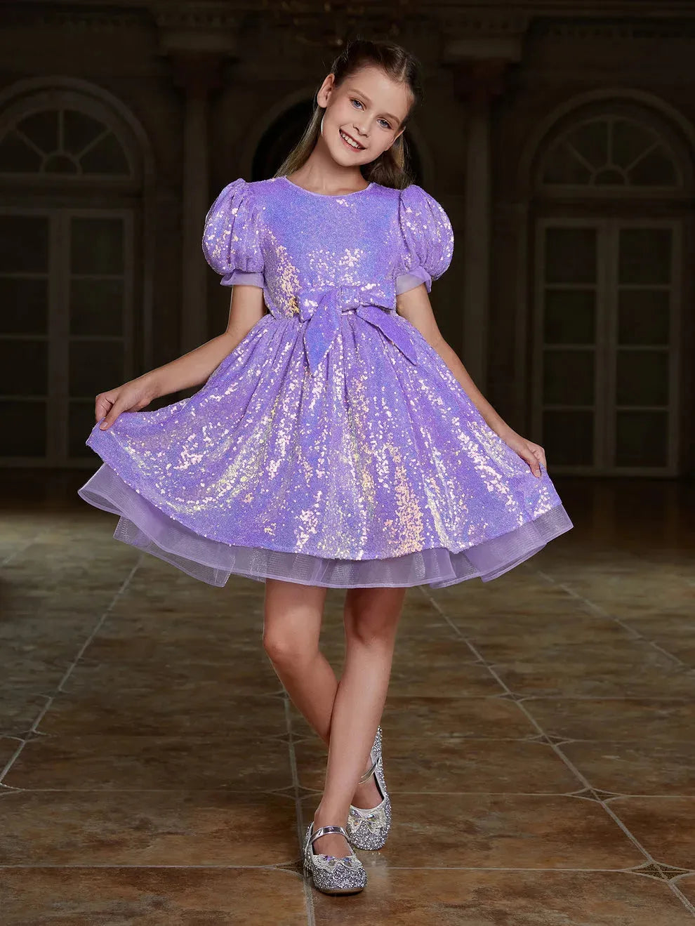 Tween-Mädchen-Partykleid mit niedlicher Schleife vorne, Puffärmeln und Pailletten 