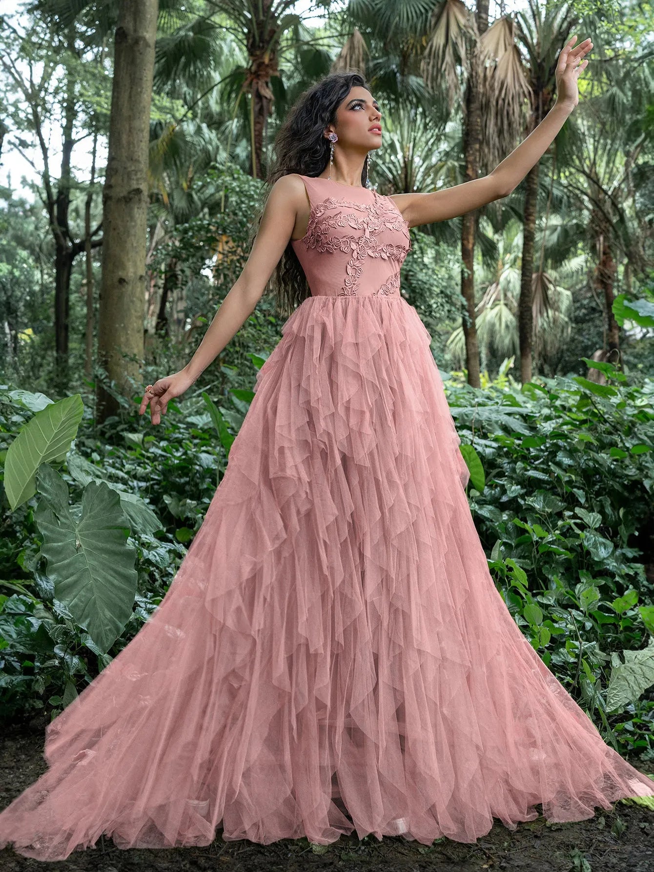 Gorgeous Applique Detail Cascading Ruffle Hem Tulle Prom Dress