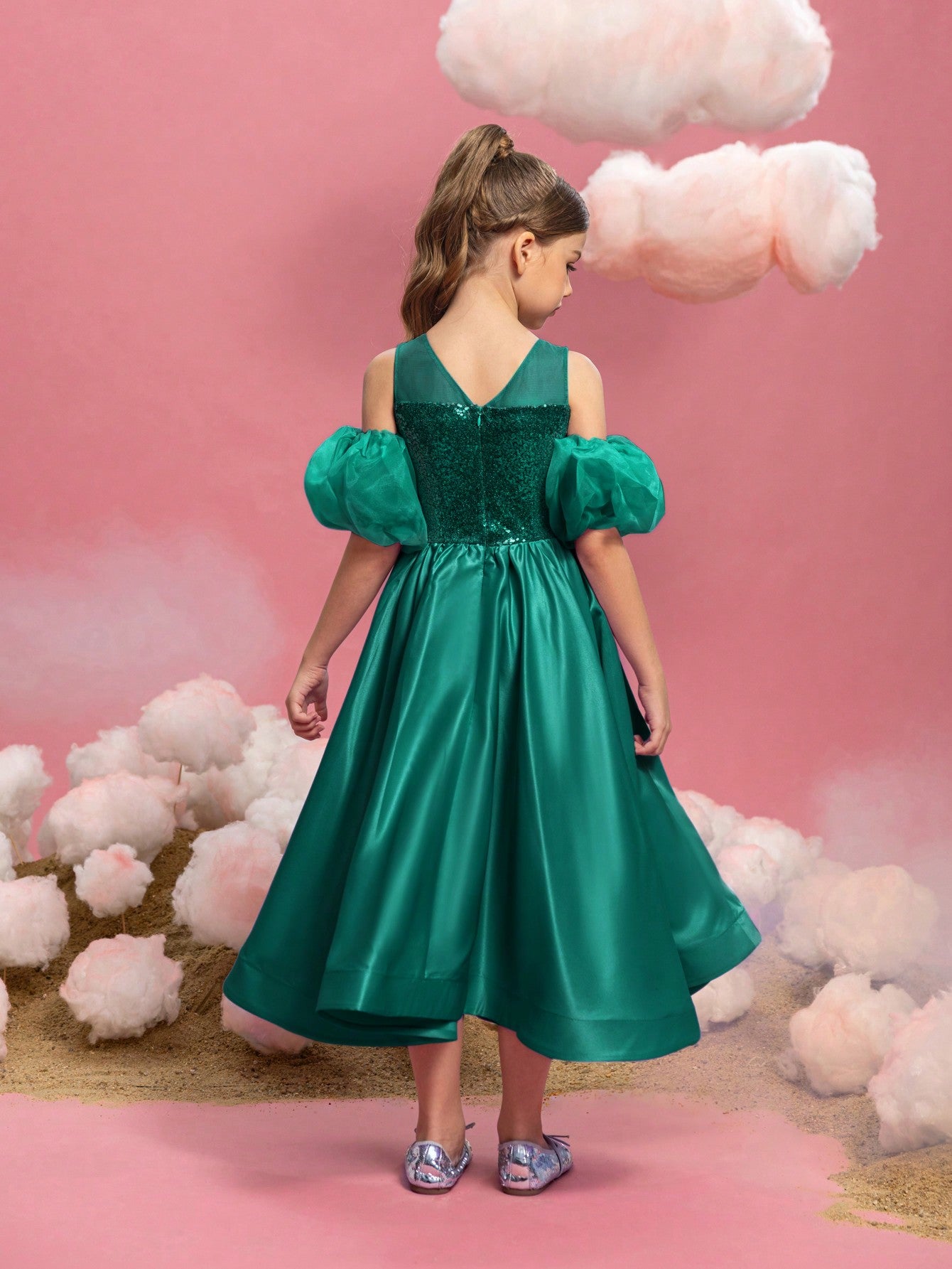 Tween-Mädchen-Kleid aus Satin mit Puffärmeln und Pailletten in Kontrastfarbe 