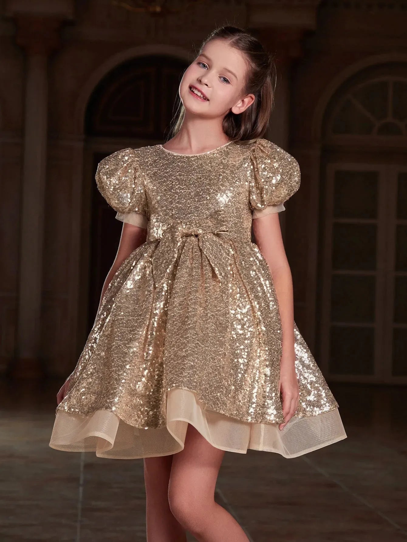 Tween-Mädchen-Partykleid mit niedlicher Schleife vorne, Puffärmeln und Pailletten 