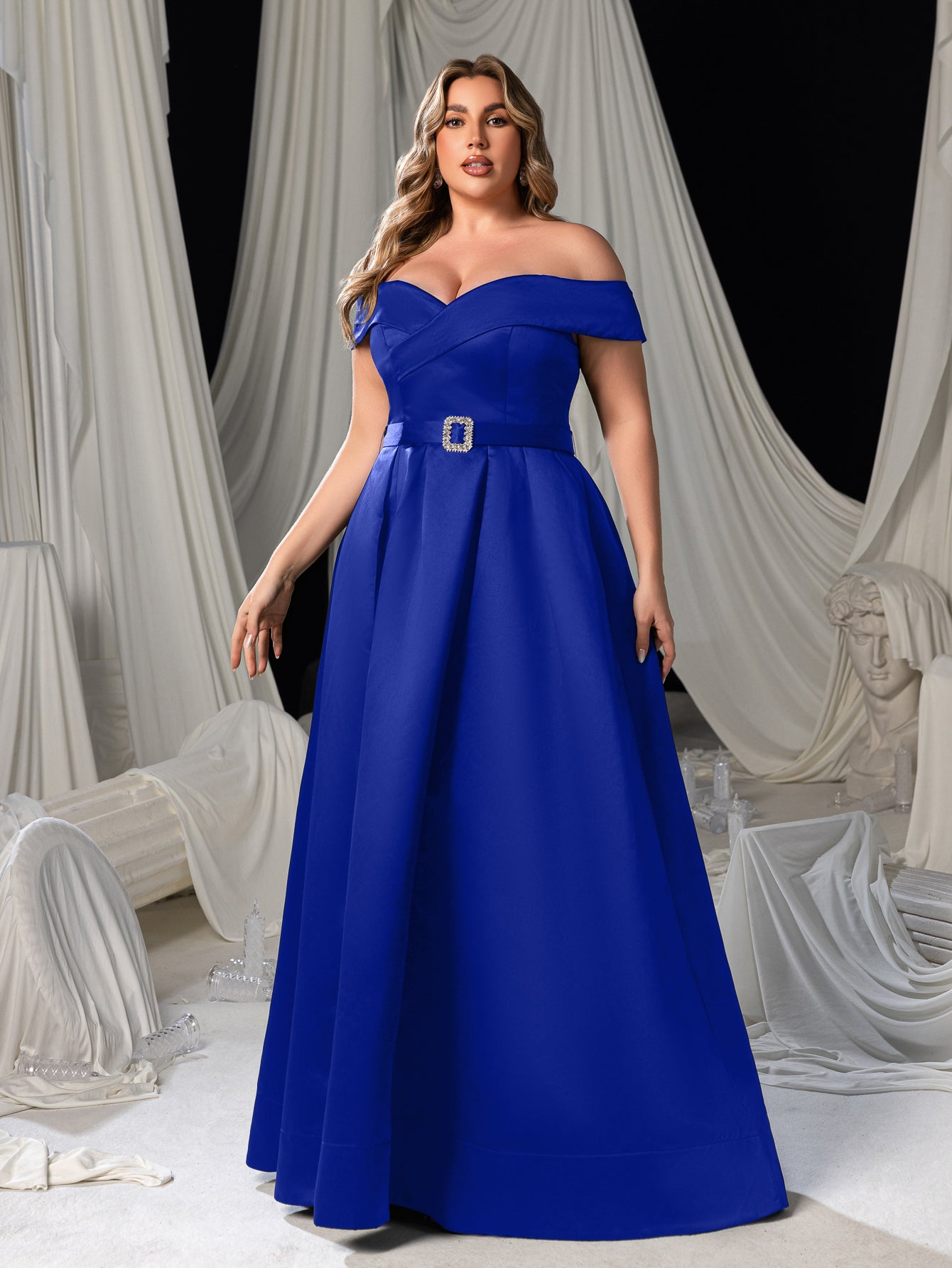 Plus schulterfreies Ballkleid aus Satin mit Schnalle und Gürtel 