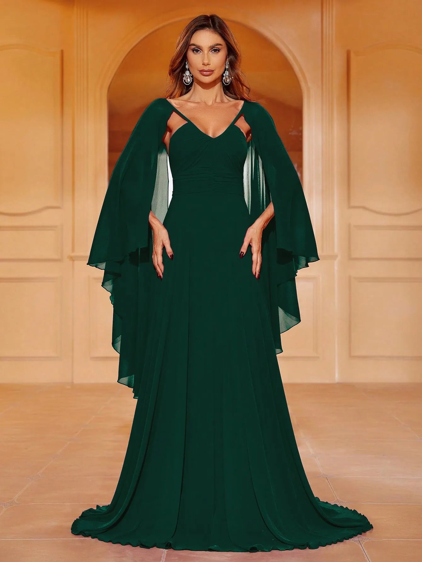 Elegantes Abendkleid aus Chiffon mit geraffter Vorderseite und Cape-Ärmeln