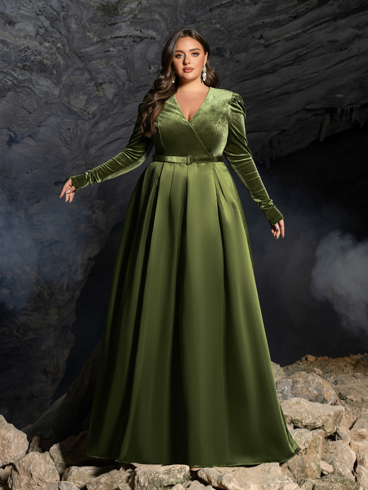 Plus-V-Ausschnitt-Langarmkleid aus Satin in A-Linie mit Gürtel 