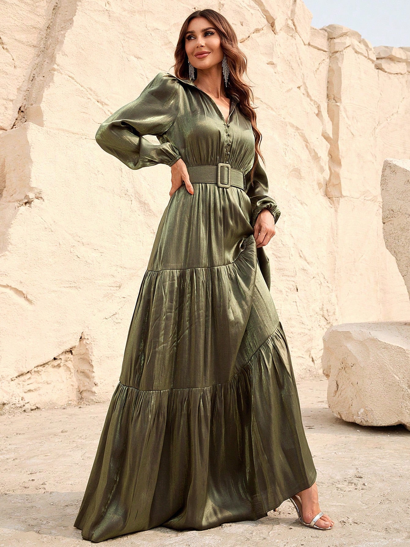 Elegantes Chiffonkleid mit Laternenärmeln, Rüschensaum und Gürtel