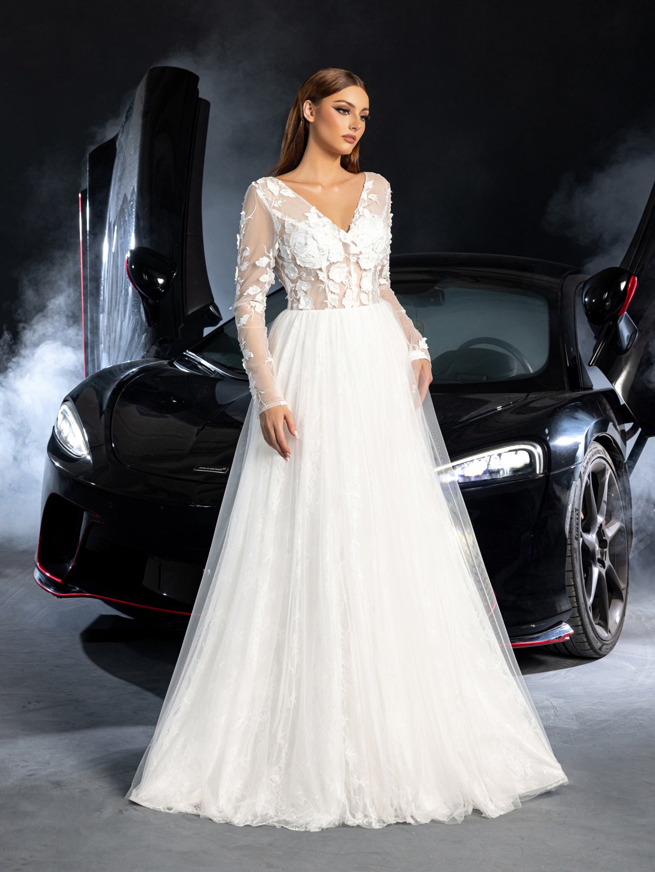 Gorgeous Plunging Neck Backless Applique Tulle Wedding Dress