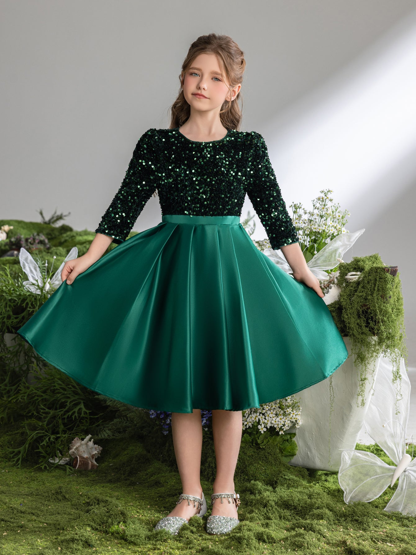 Tween-Kleid für Mädchen mit Pailletten und kontrastierendem, plissiertem Satinsaum 