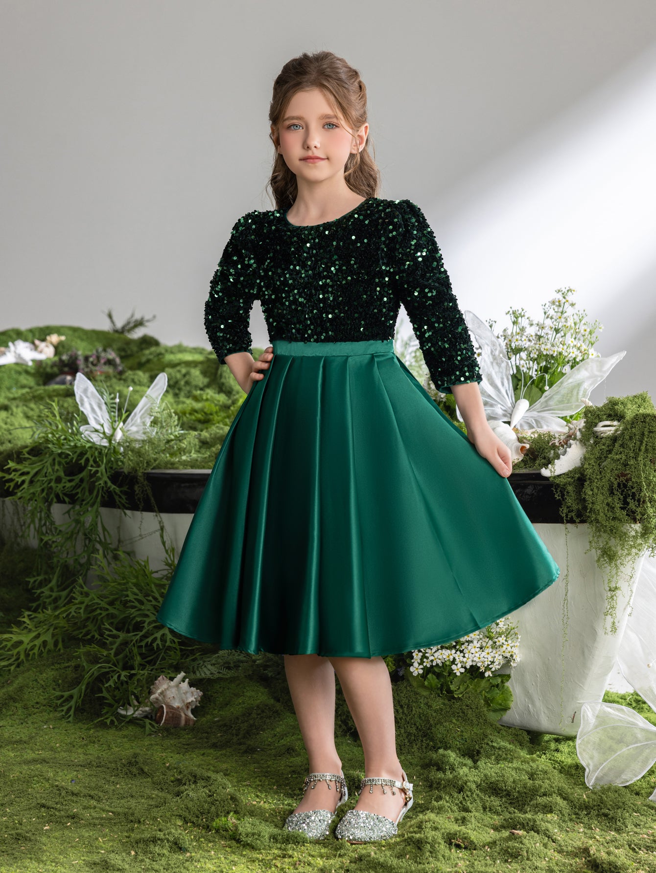 Tween-Kleid für Mädchen mit Pailletten und kontrastierendem, plissiertem Satinsaum 