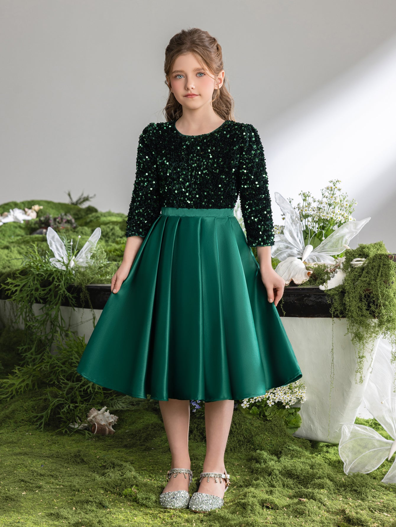 Tween-Kleid für Mädchen mit Pailletten und kontrastierendem, plissiertem Satinsaum 