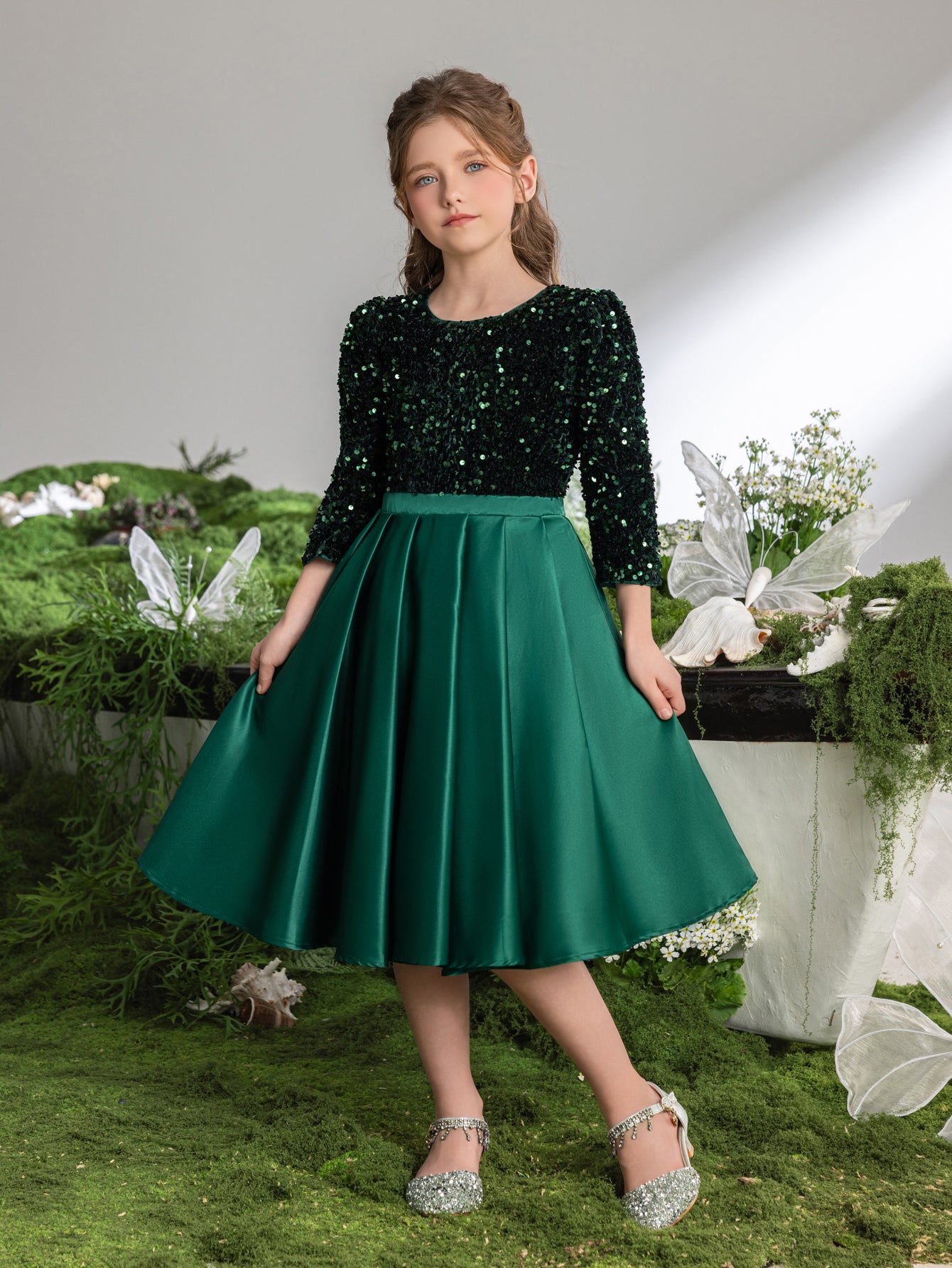 Tween-Kleid für Mädchen mit Pailletten und kontrastierendem, plissiertem Satinsaum 