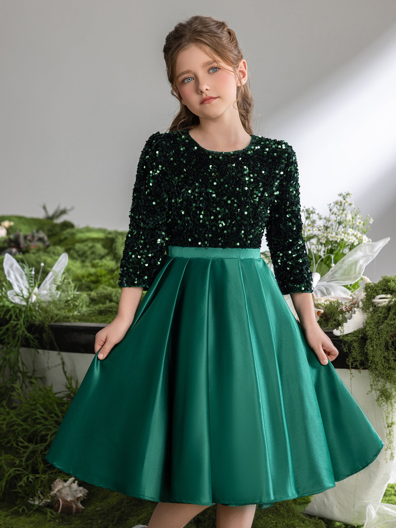 Tween-Kleid für Mädchen mit Pailletten und kontrastierendem, plissiertem Satinsaum 