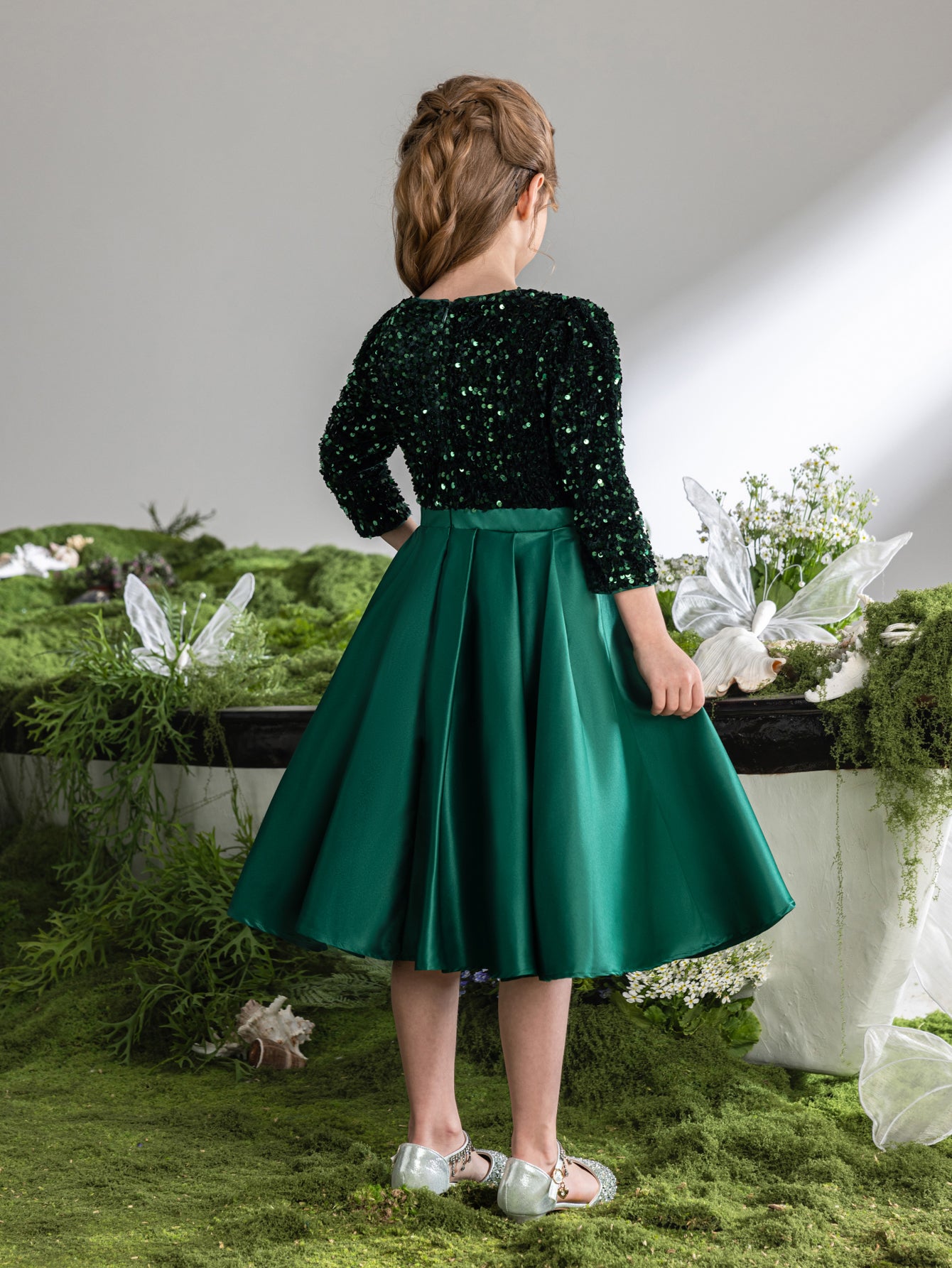 Tween-Kleid für Mädchen mit Pailletten und kontrastierendem, plissiertem Satinsaum 