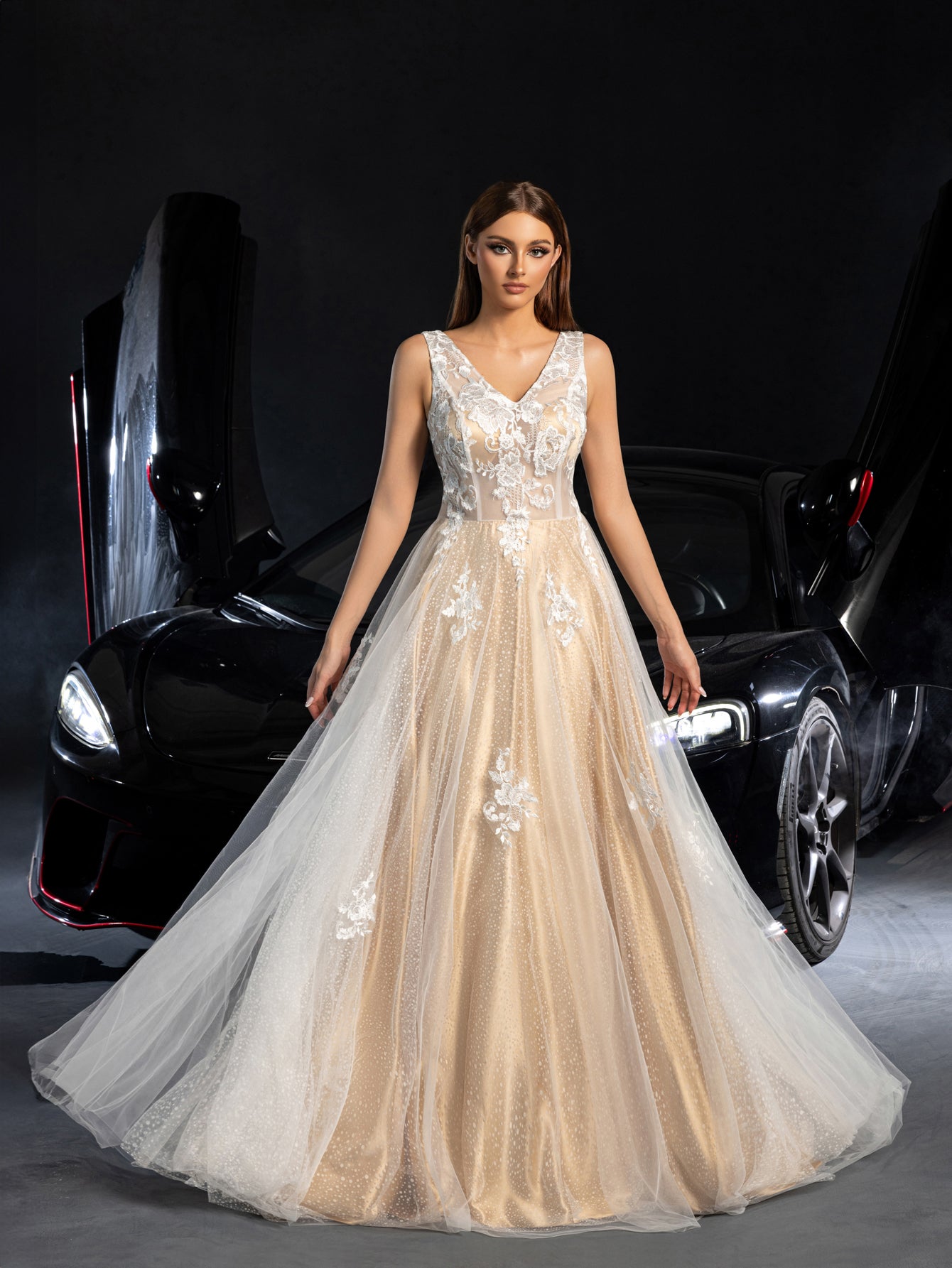 Gorgeous Applique Detail Plunging Neck Lace Overlay Tulle Wedding Dress