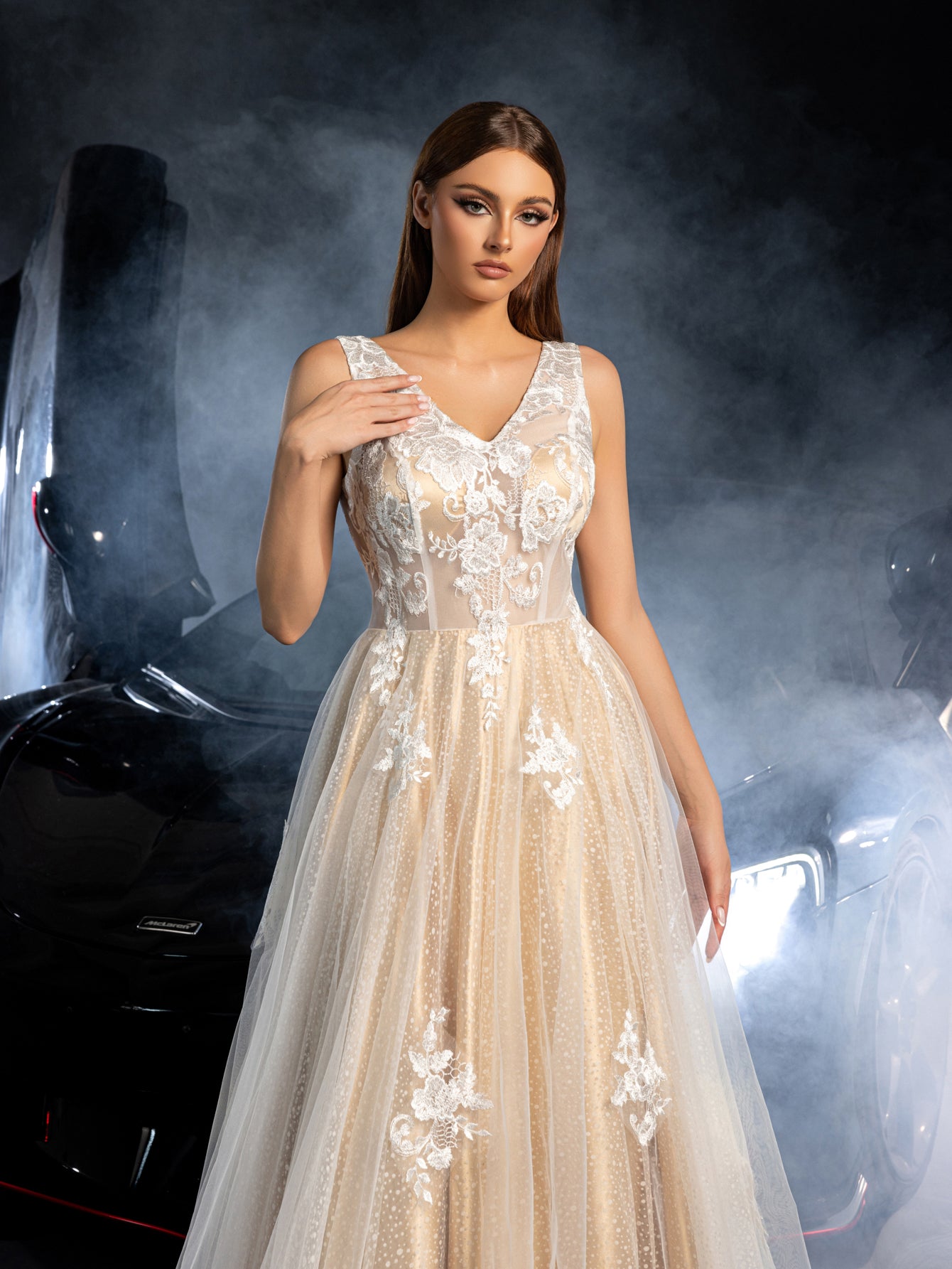 Gorgeous Applique Detail Plunging Neck Lace Overlay Tulle Wedding Dress