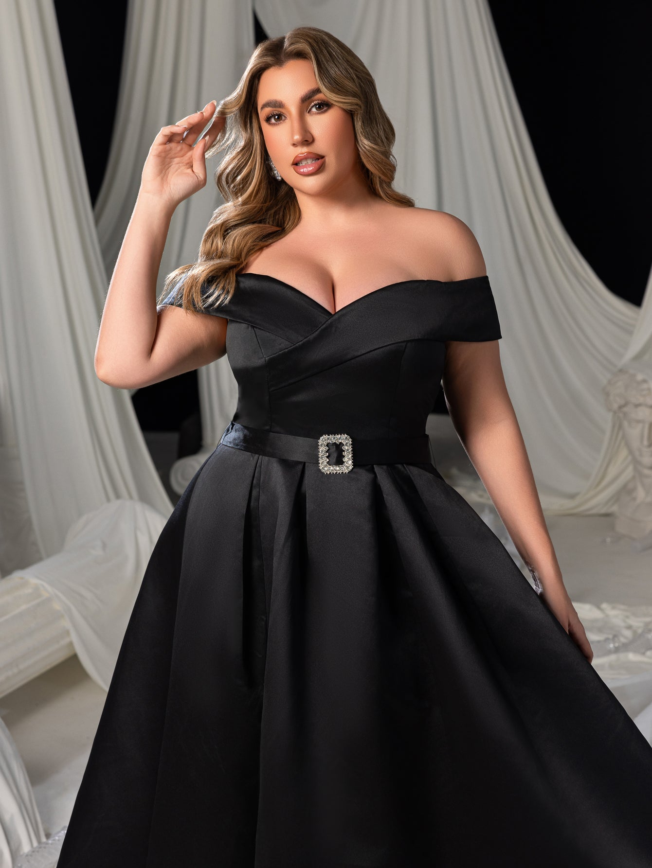 Plus schulterfreies Ballkleid aus Satin mit Schnalle und Gürtel 