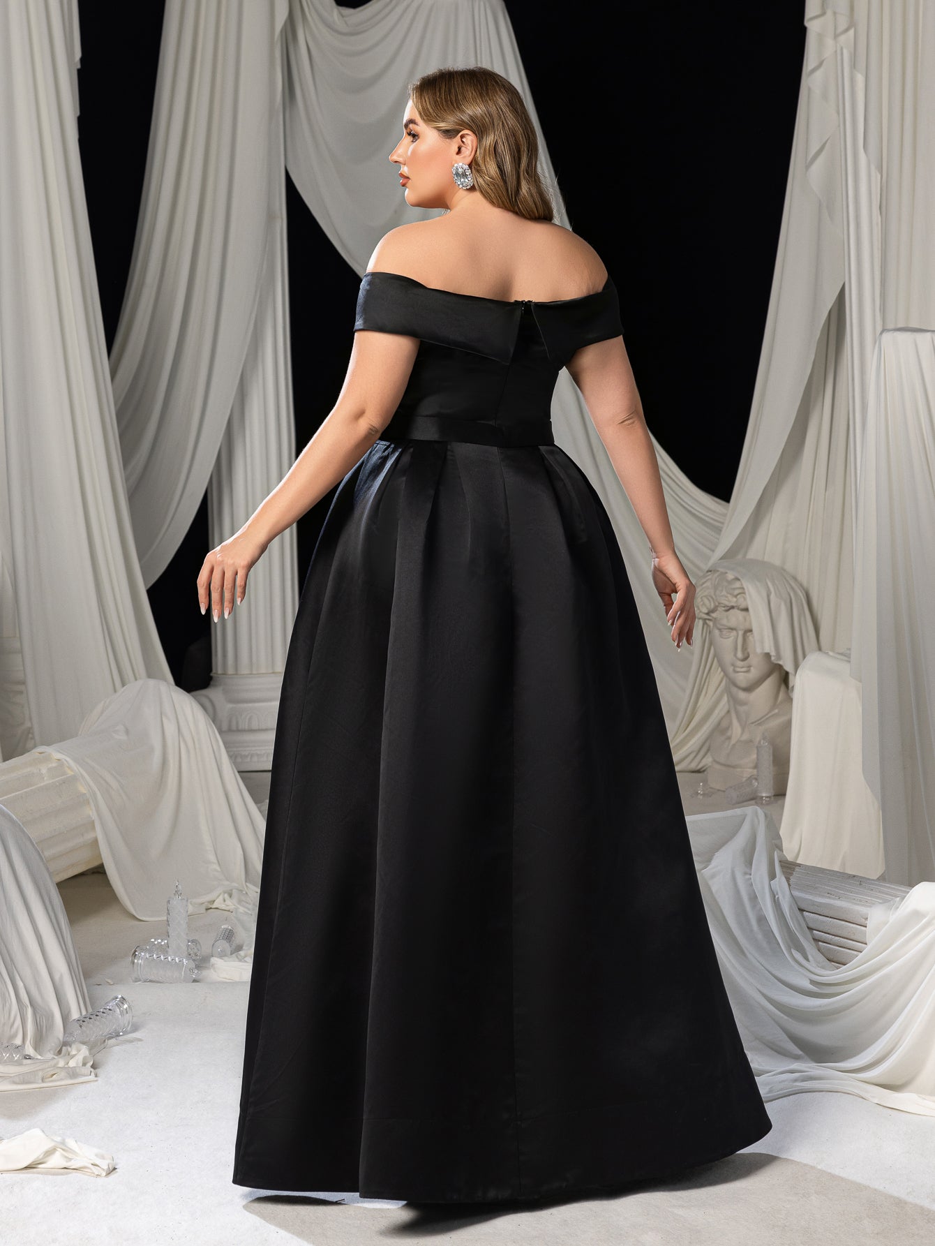 Plus schulterfreies Ballkleid aus Satin mit Schnalle und Gürtel 