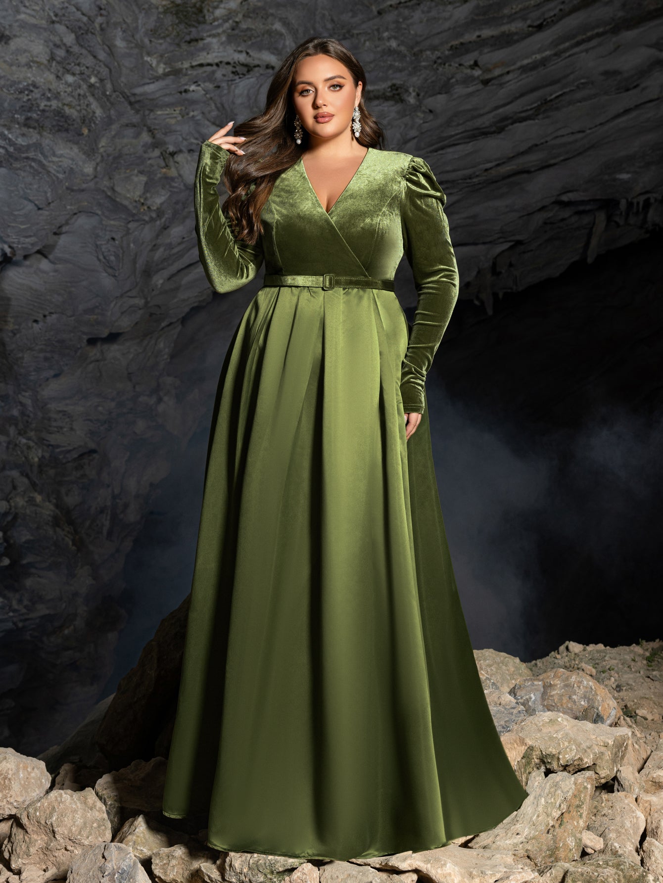 Plus-V-Ausschnitt-Langarmkleid aus Satin in A-Linie mit Gürtel 