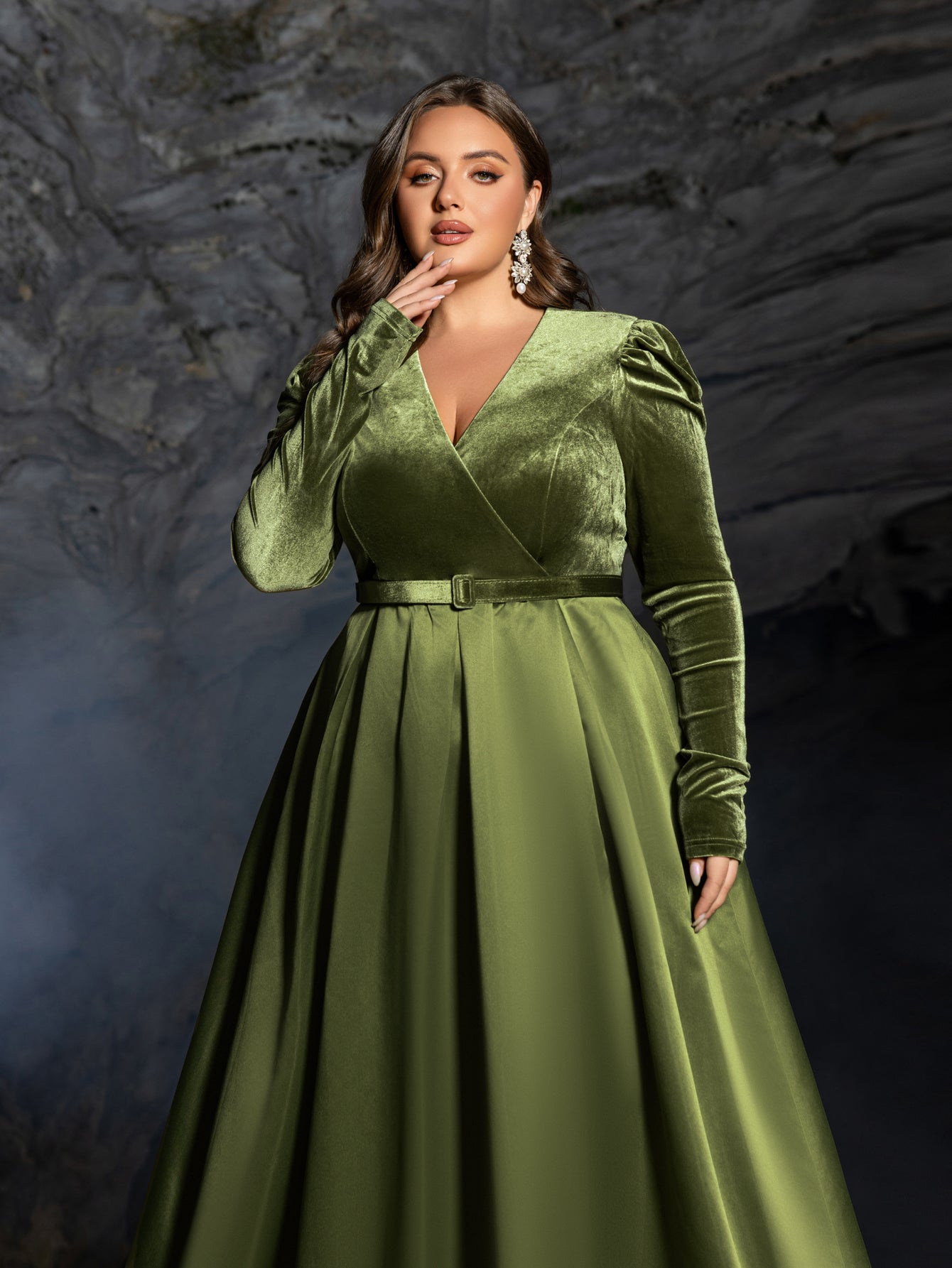 Plus-V-Ausschnitt-Langarmkleid aus Satin in A-Linie mit Gürtel 