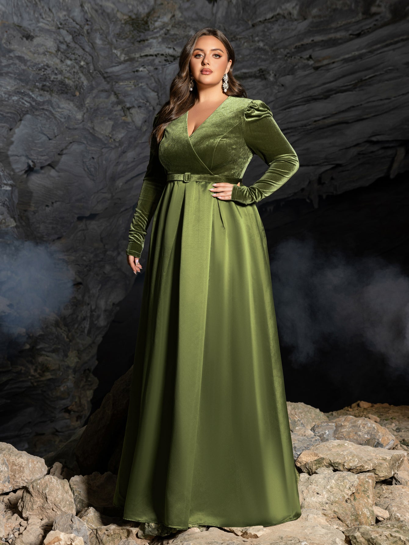 Plus-V-Ausschnitt-Langarmkleid aus Satin in A-Linie mit Gürtel 