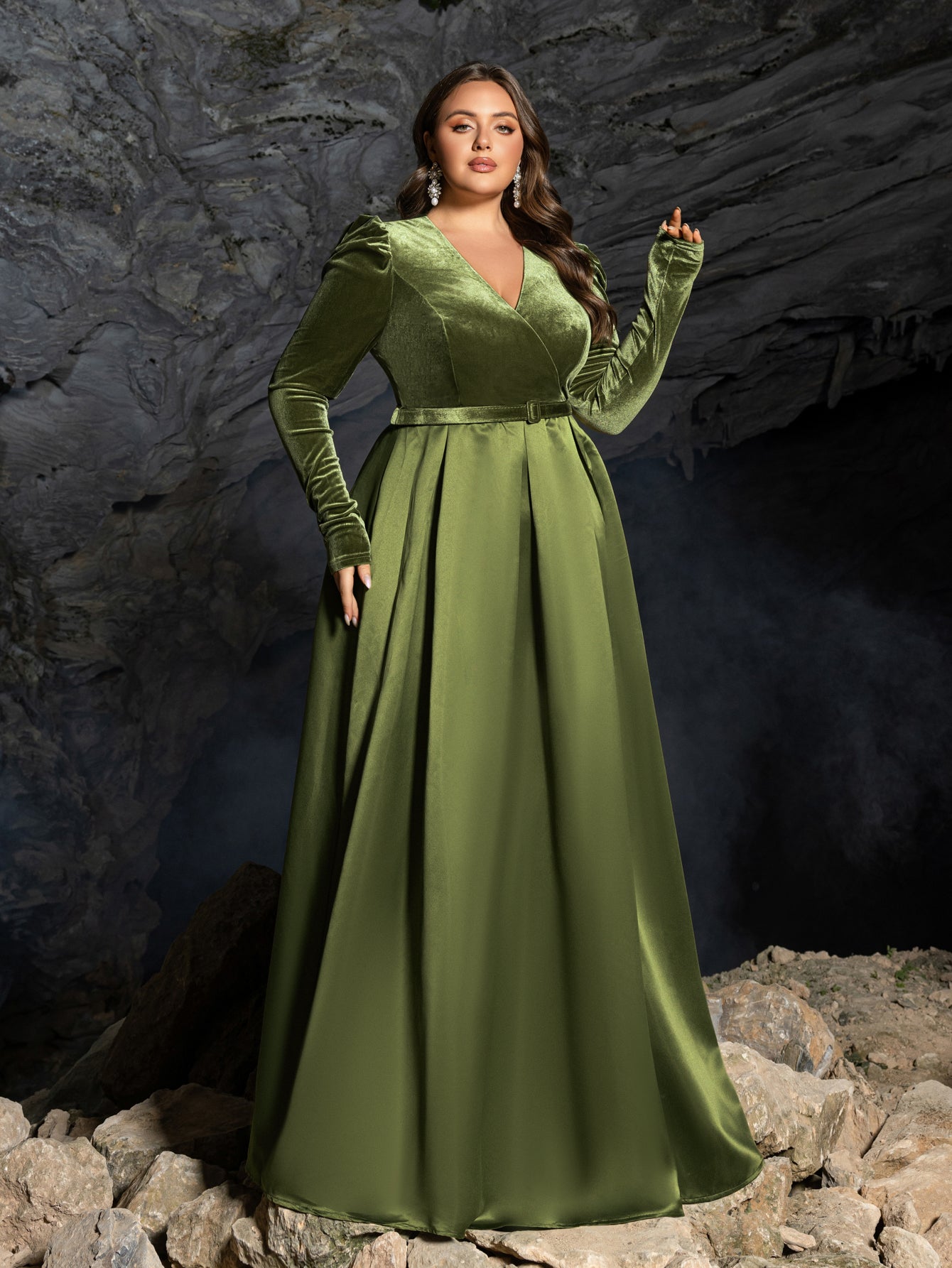 Plus-V-Ausschnitt-Langarmkleid aus Satin in A-Linie mit Gürtel 