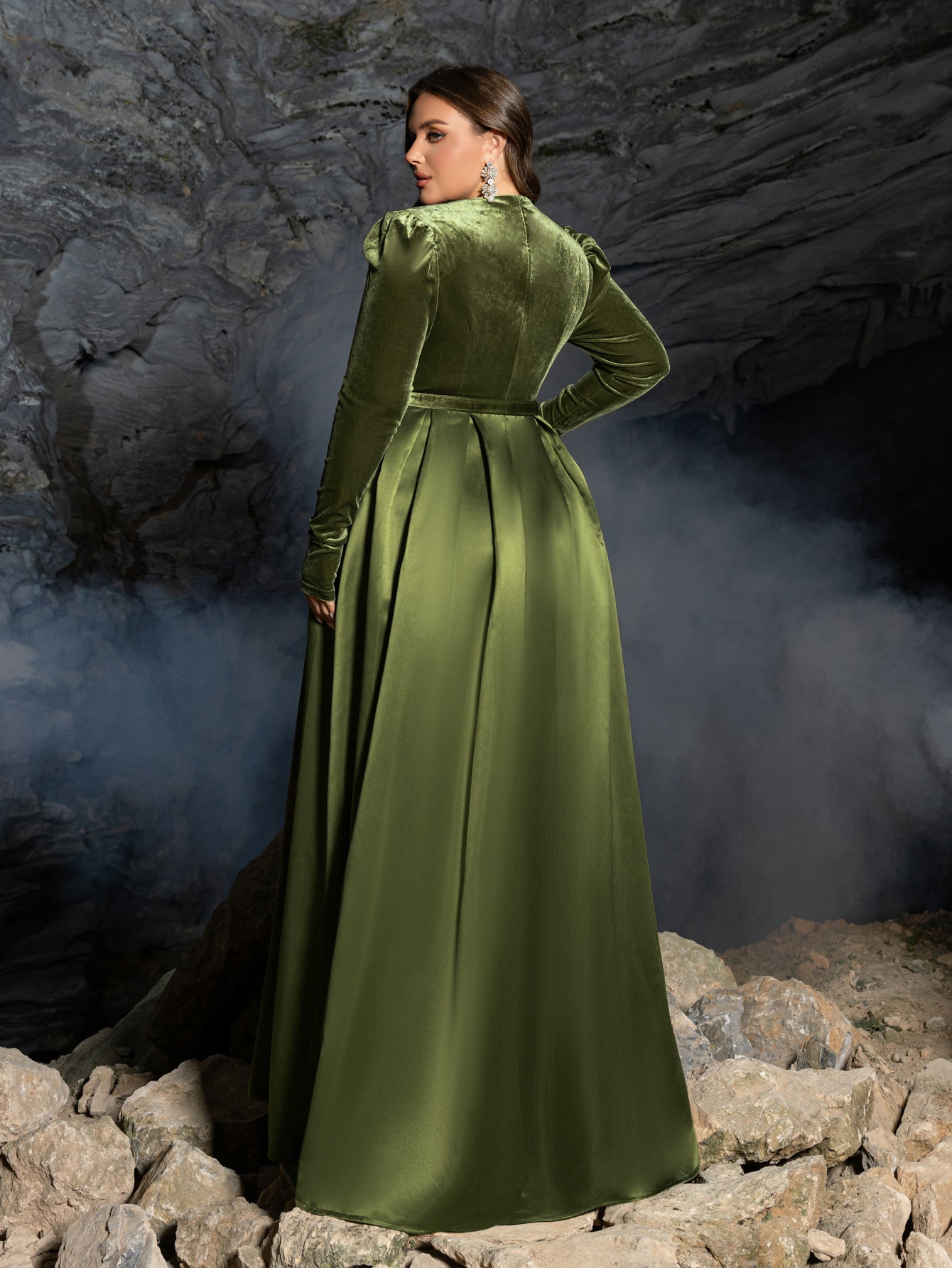 Plus-V-Ausschnitt-Langarmkleid aus Satin in A-Linie mit Gürtel 