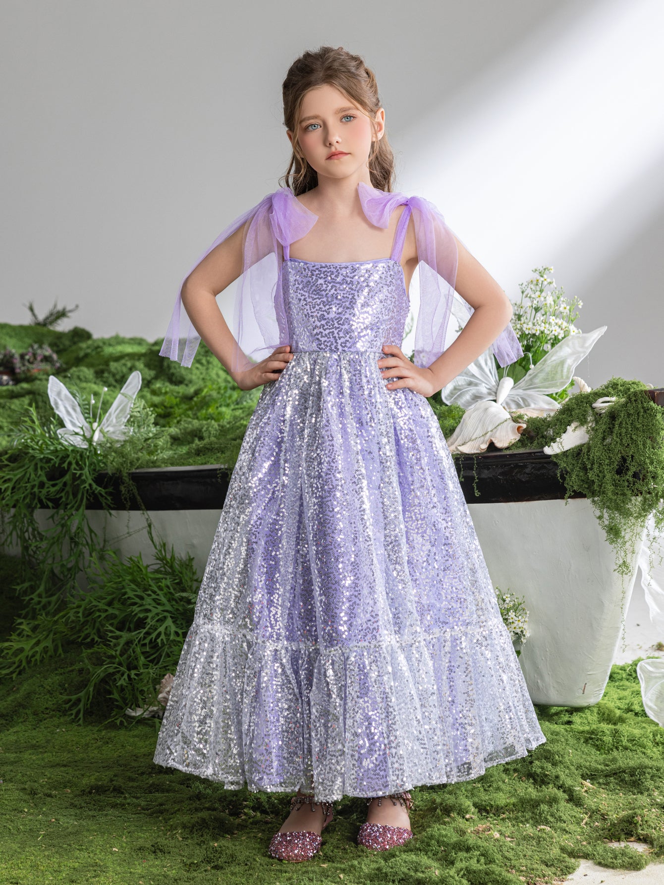 Tween-Mädchen-Trägerkleid mit glitzernden Pailletten und Schnürung an den Schultern 