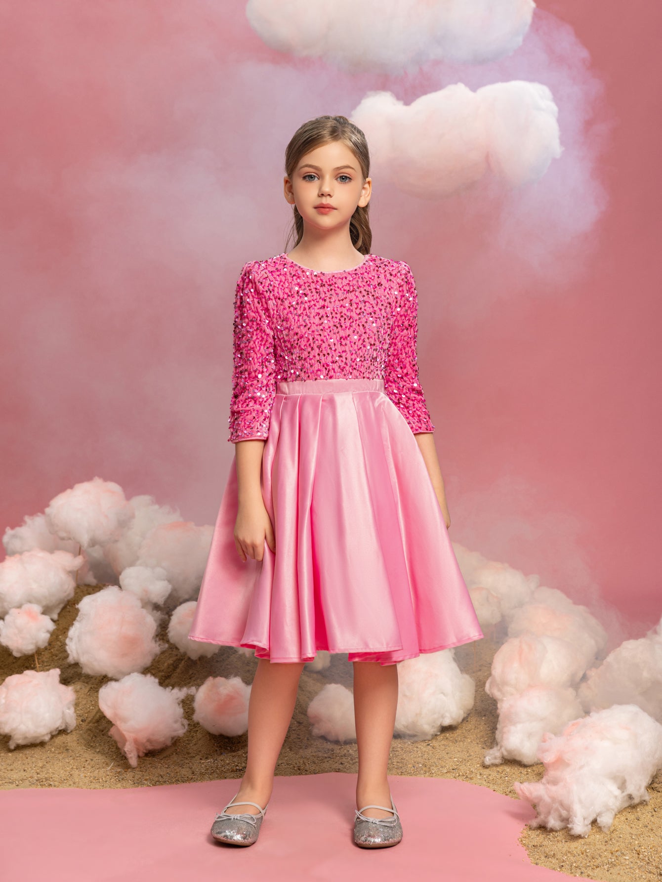 Tween-Kleid für Mädchen mit Pailletten und kontrastierendem, plissiertem Satinsaum 