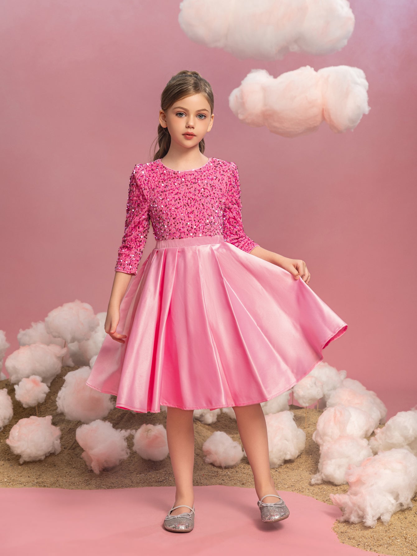 Tween-Kleid für Mädchen mit Pailletten und kontrastierendem, plissiertem Satinsaum 