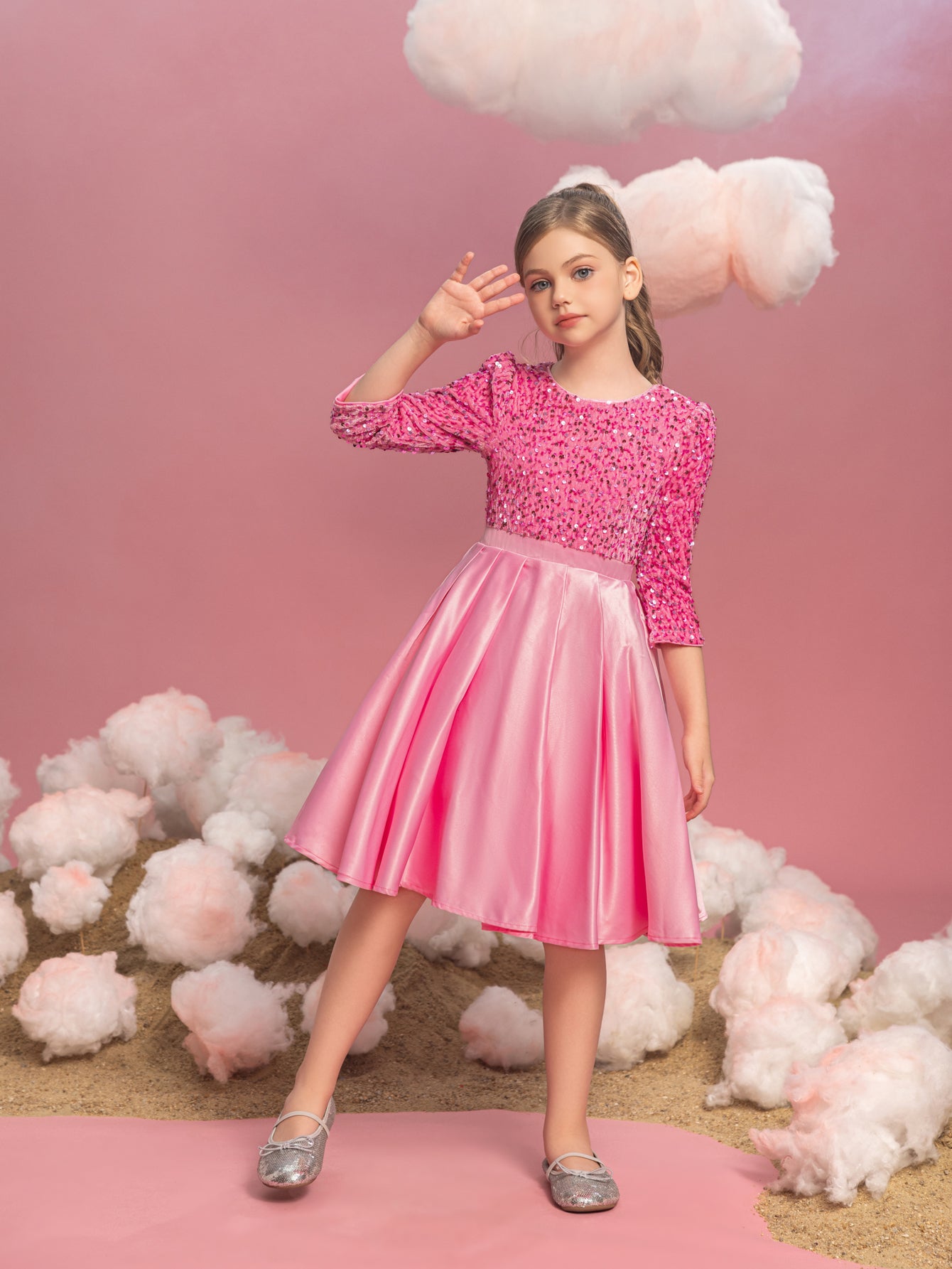 Tween-Kleid für Mädchen mit Pailletten und kontrastierendem, plissiertem Satinsaum 