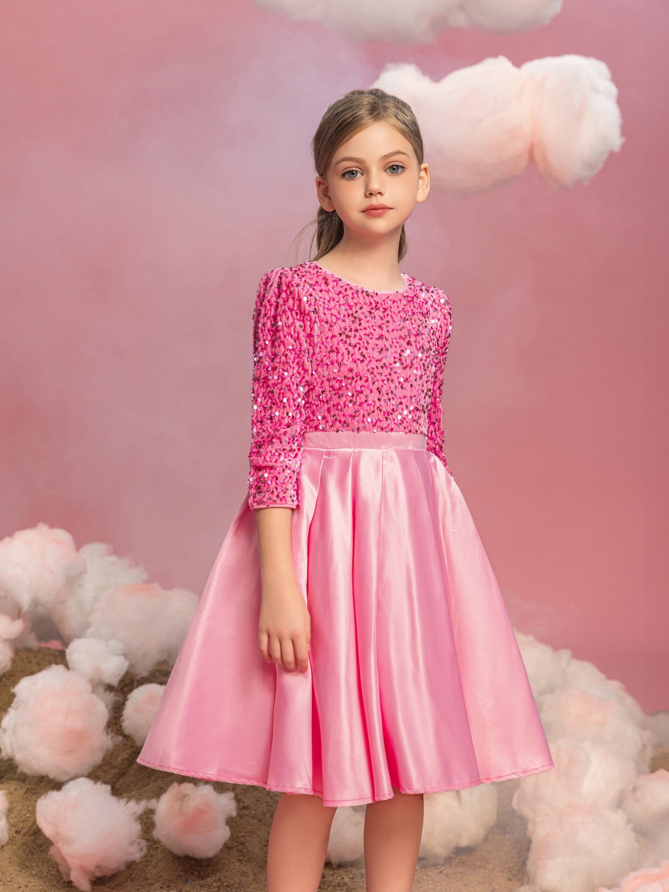 Tween-Kleid für Mädchen mit Pailletten und kontrastierendem, plissiertem Satinsaum 