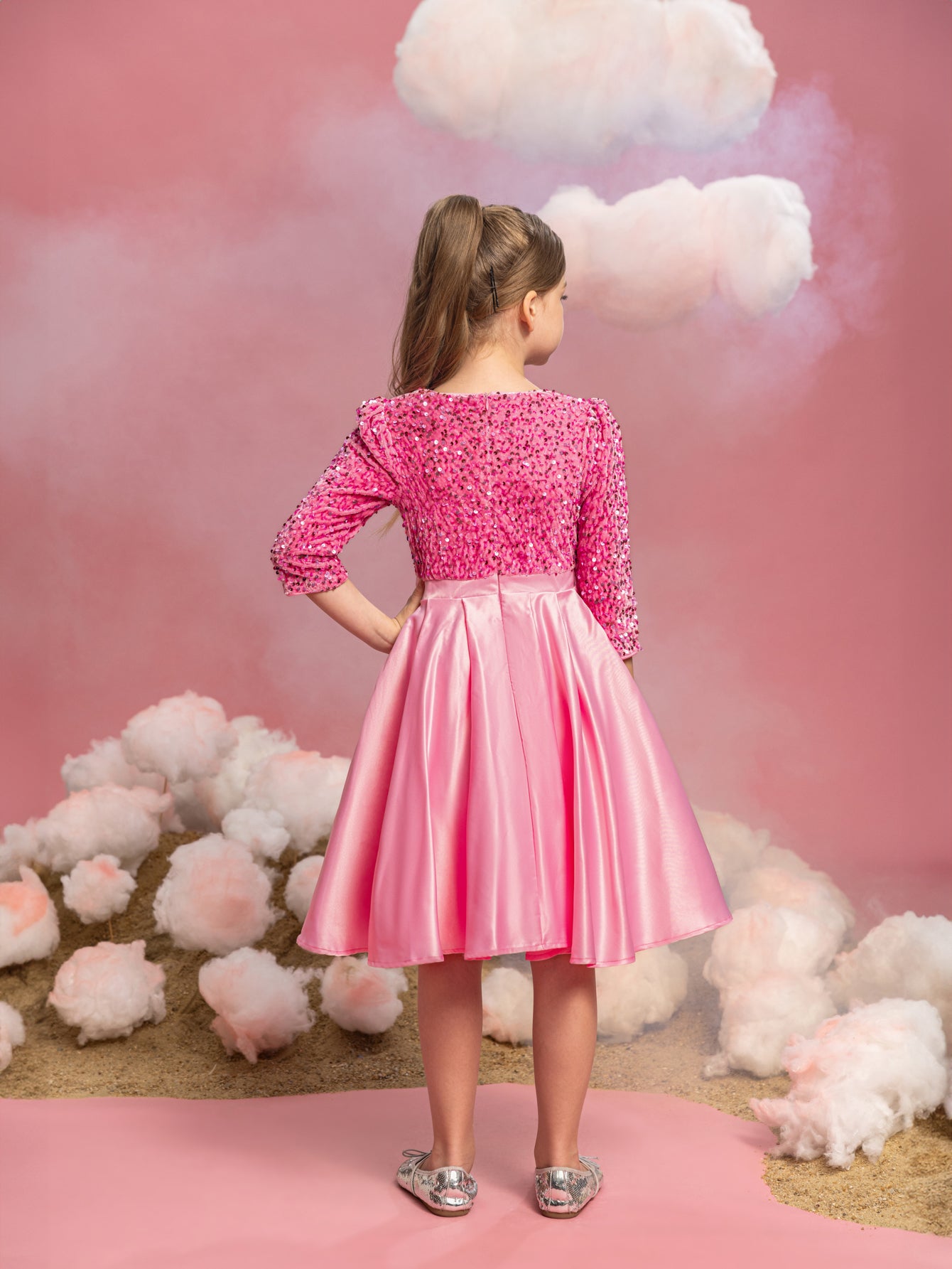 Tween-Kleid für Mädchen mit Pailletten und kontrastierendem, plissiertem Satinsaum 