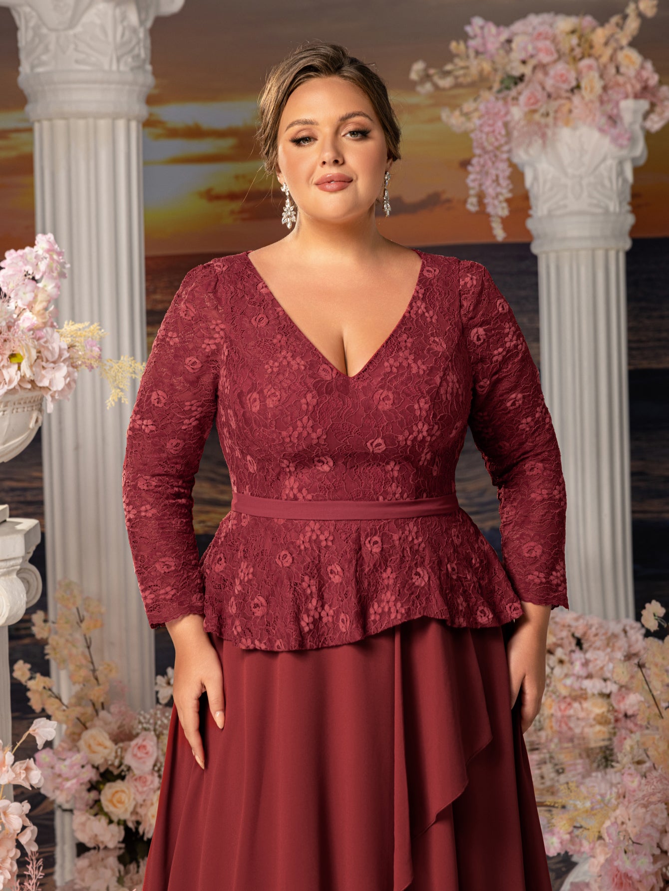 Plus Womens' Elegant Mother-of-the-Bride Gown: Lace V-Neck with Chiffon Skirt & Three-Quarter Sleeves – Elegant Formal Dress for Beach Weddings