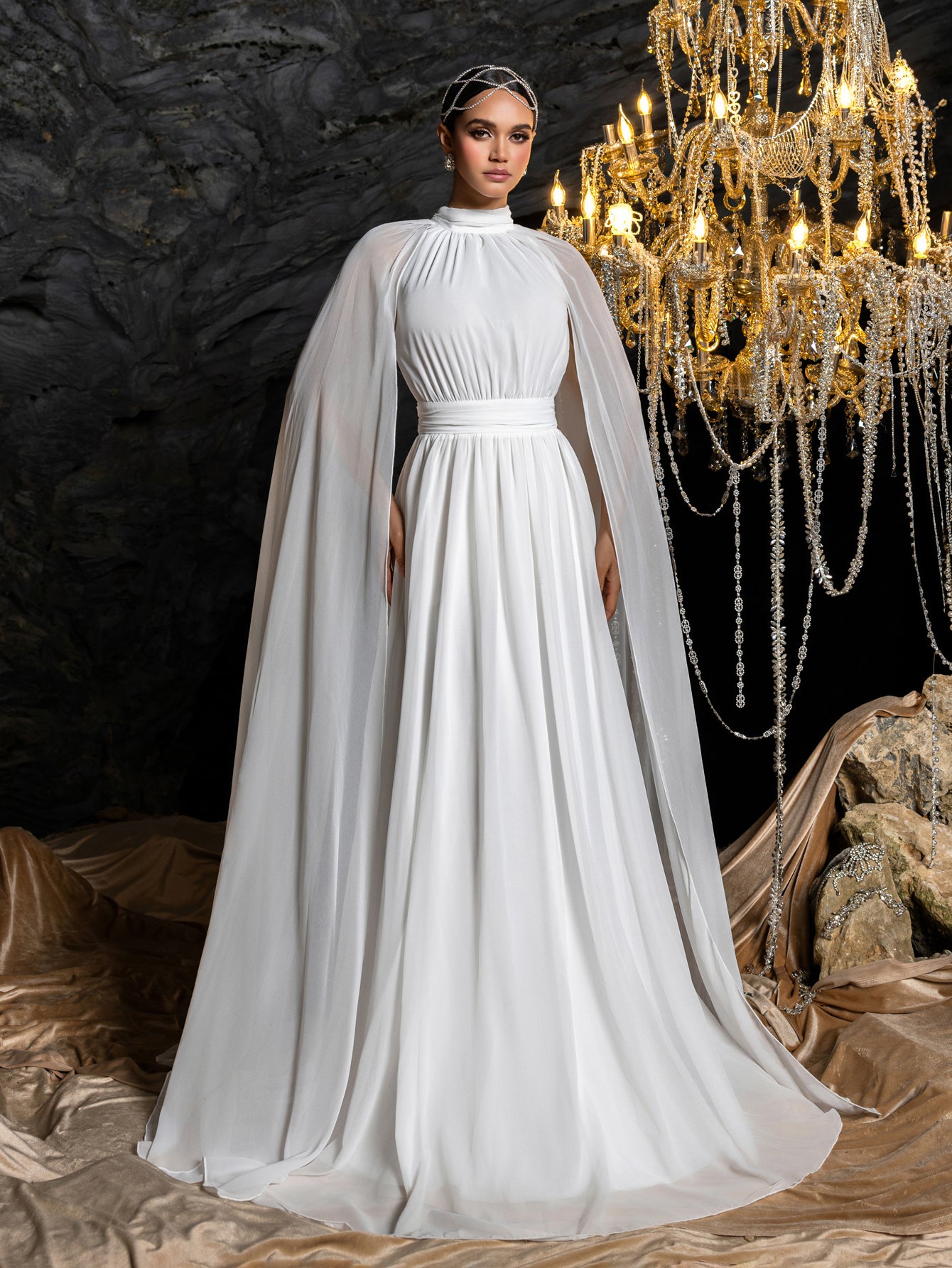 Elegantes Abendkleid aus Chiffon mit Stehkragen und Umhangärmeln