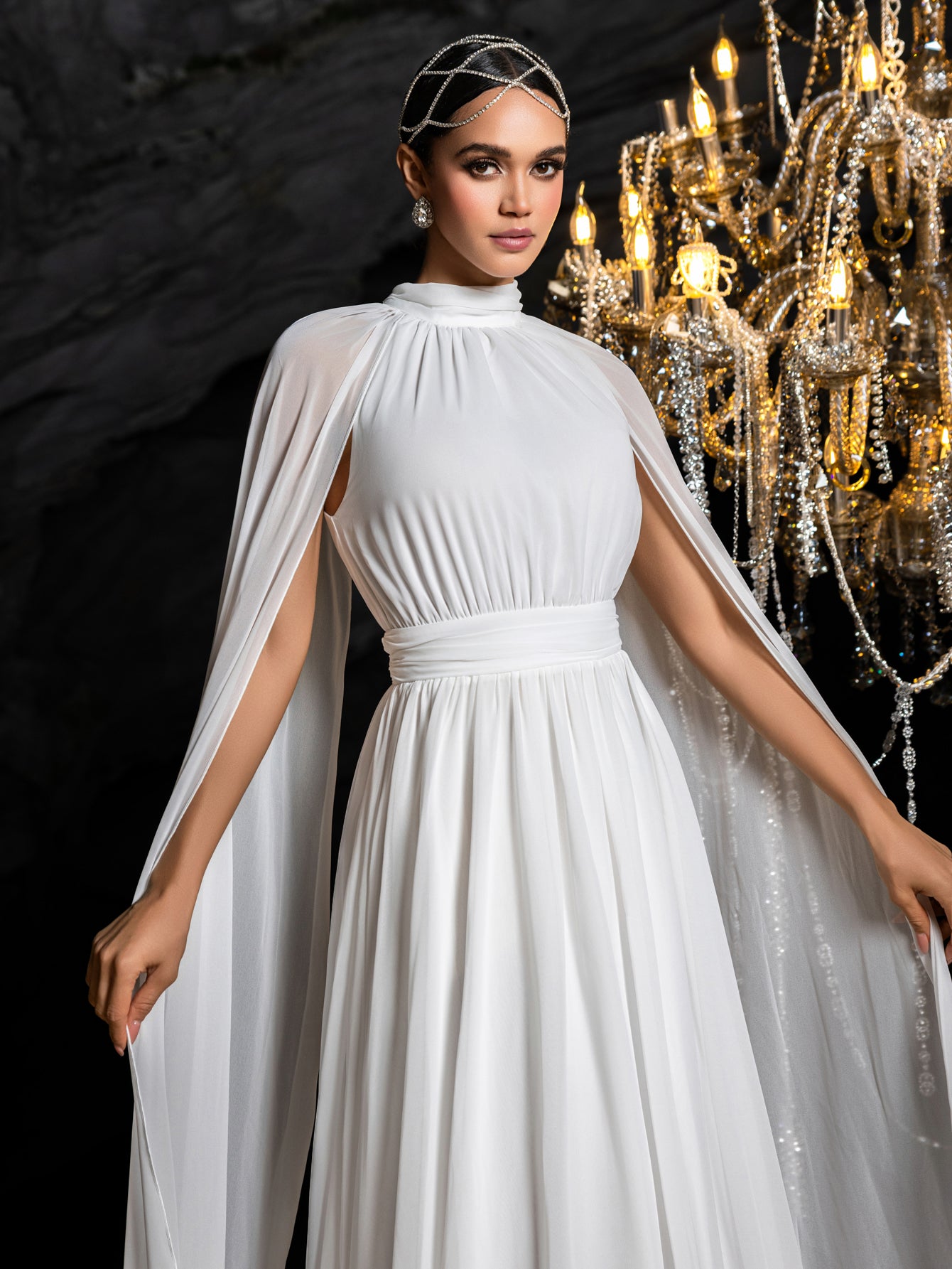 Elegantes Abendkleid aus Chiffon mit Stehkragen und Umhangärmeln