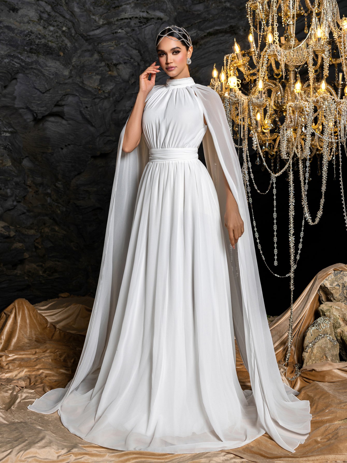 Elegantes Abendkleid aus Chiffon mit Stehkragen und Umhangärmeln