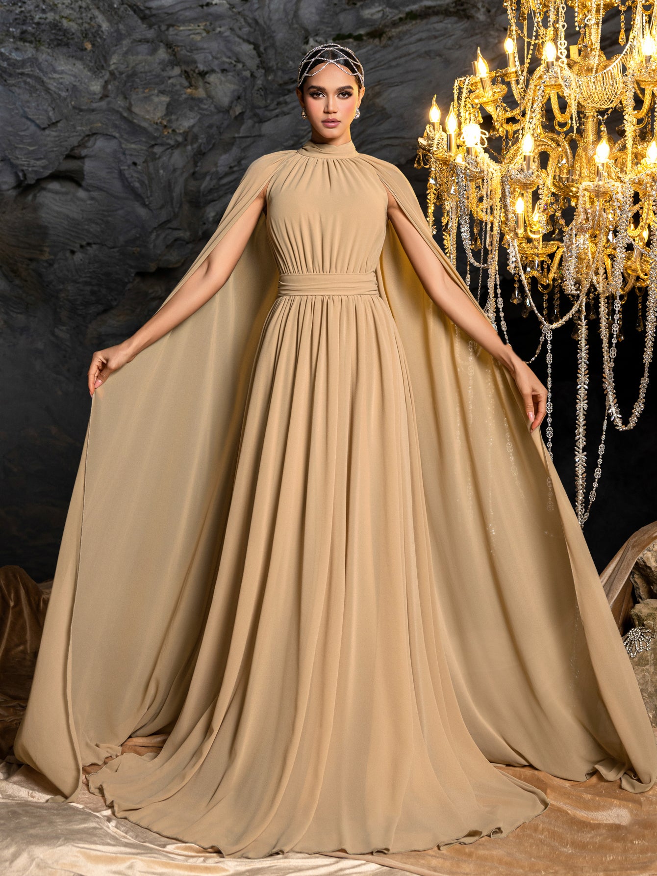 Elegantes Abendkleid aus Chiffon mit Stehkragen und Umhangärmeln