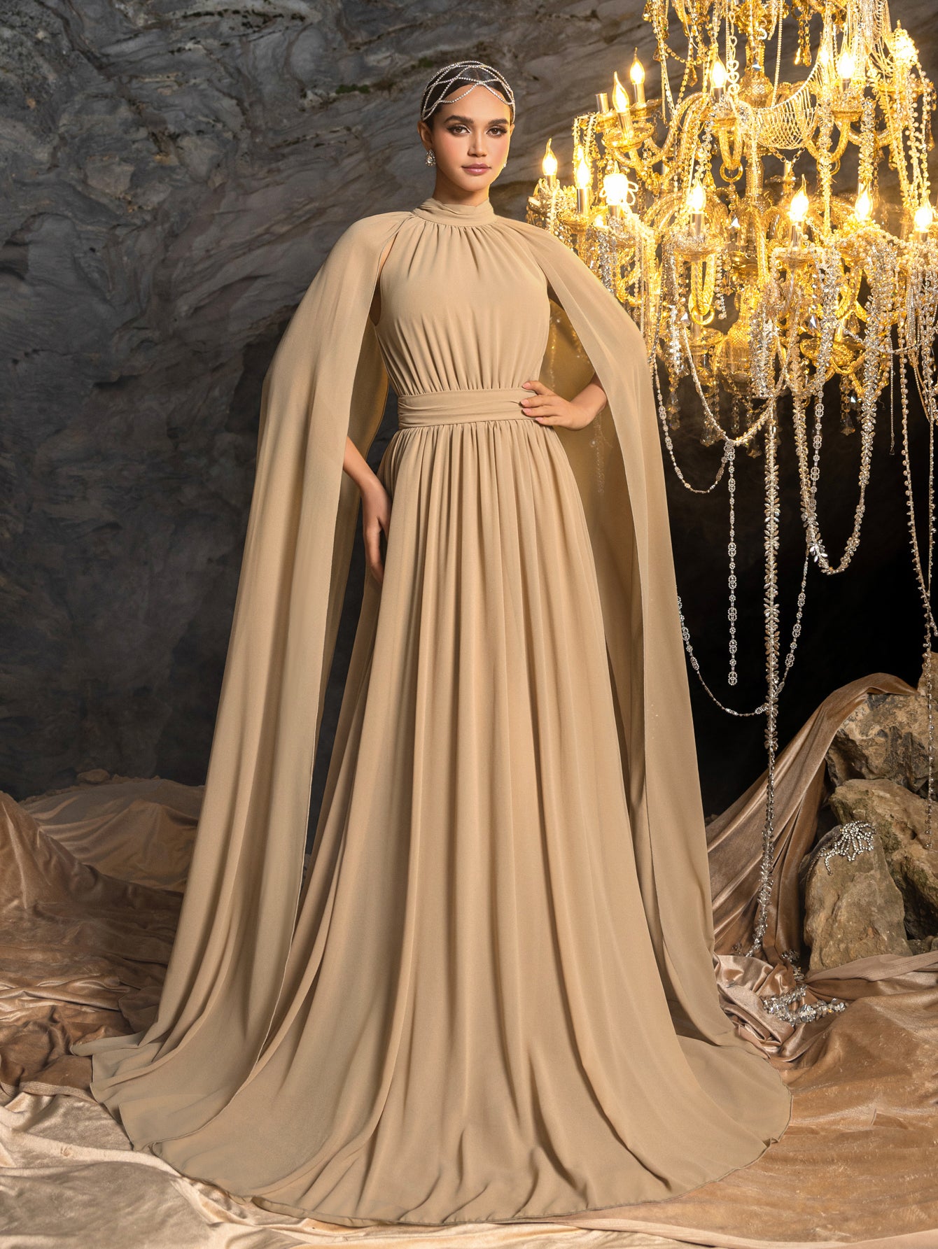 Elegantes Abendkleid aus Chiffon mit Stehkragen und Umhangärmeln