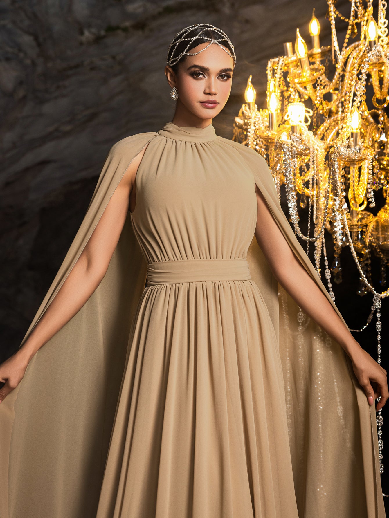 Elegantes Abendkleid aus Chiffon mit Stehkragen und Umhangärmeln