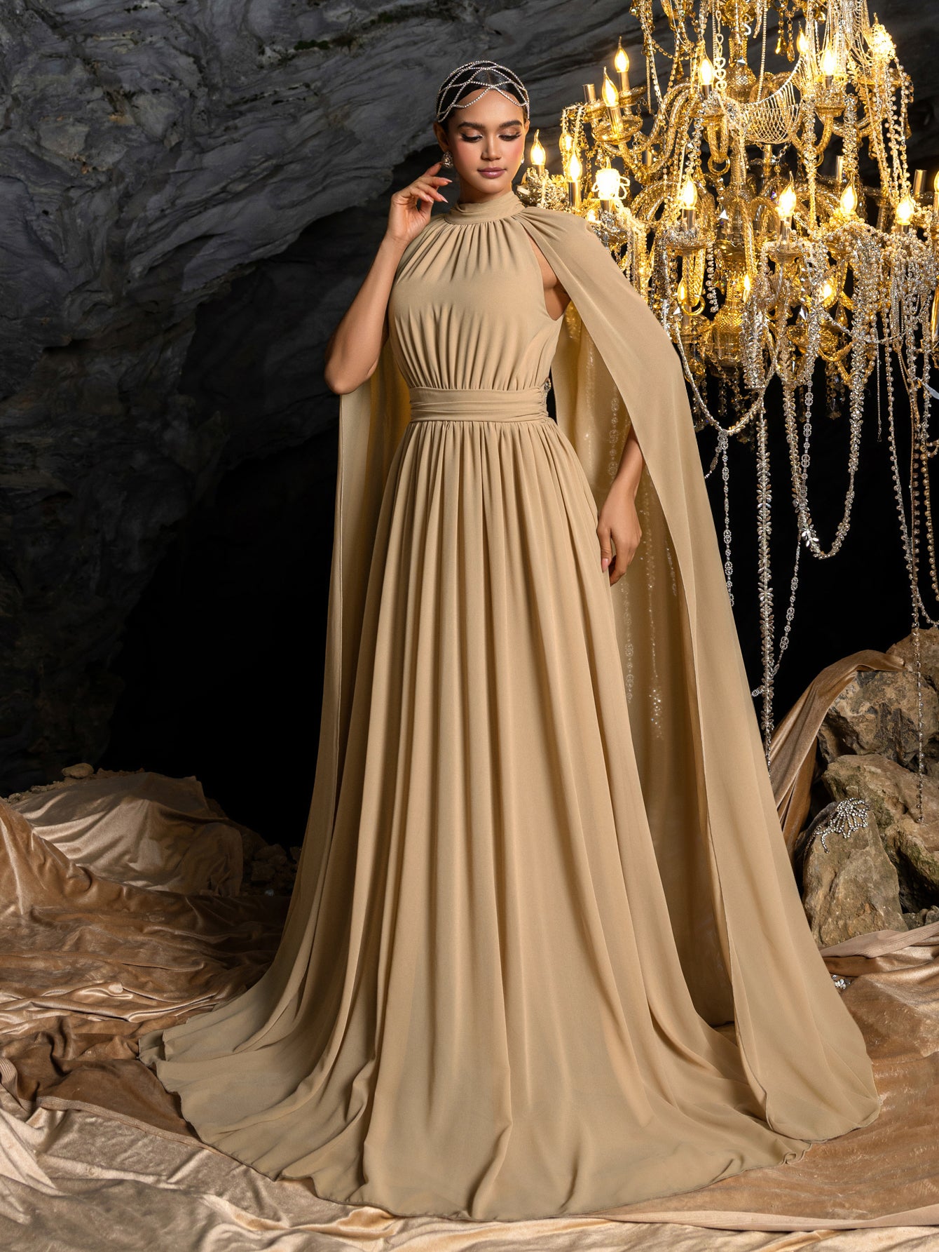 Elegantes Abendkleid aus Chiffon mit Stehkragen und Umhangärmeln