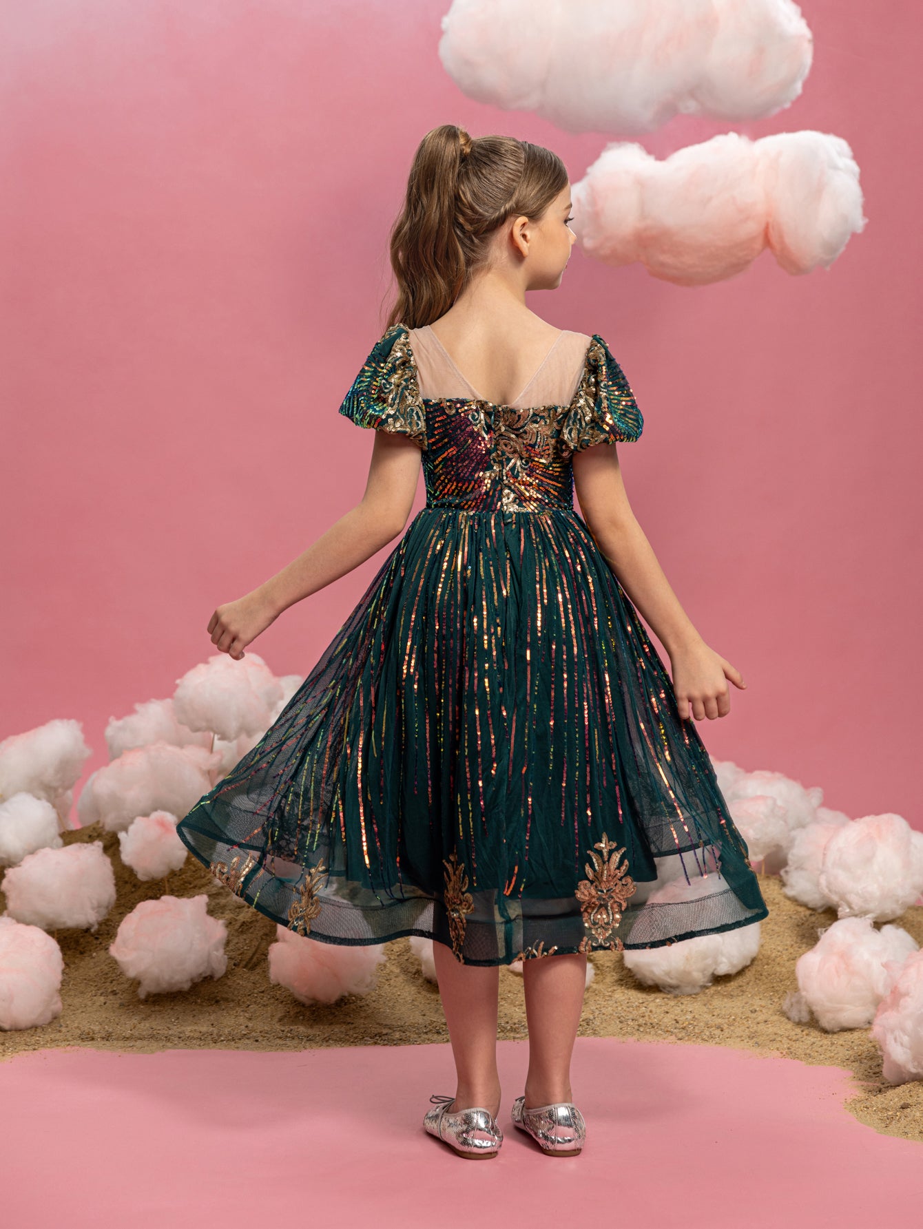 Tween-Mädchen-Partykleid mit Puffärmeln und grafischen Pailletten 