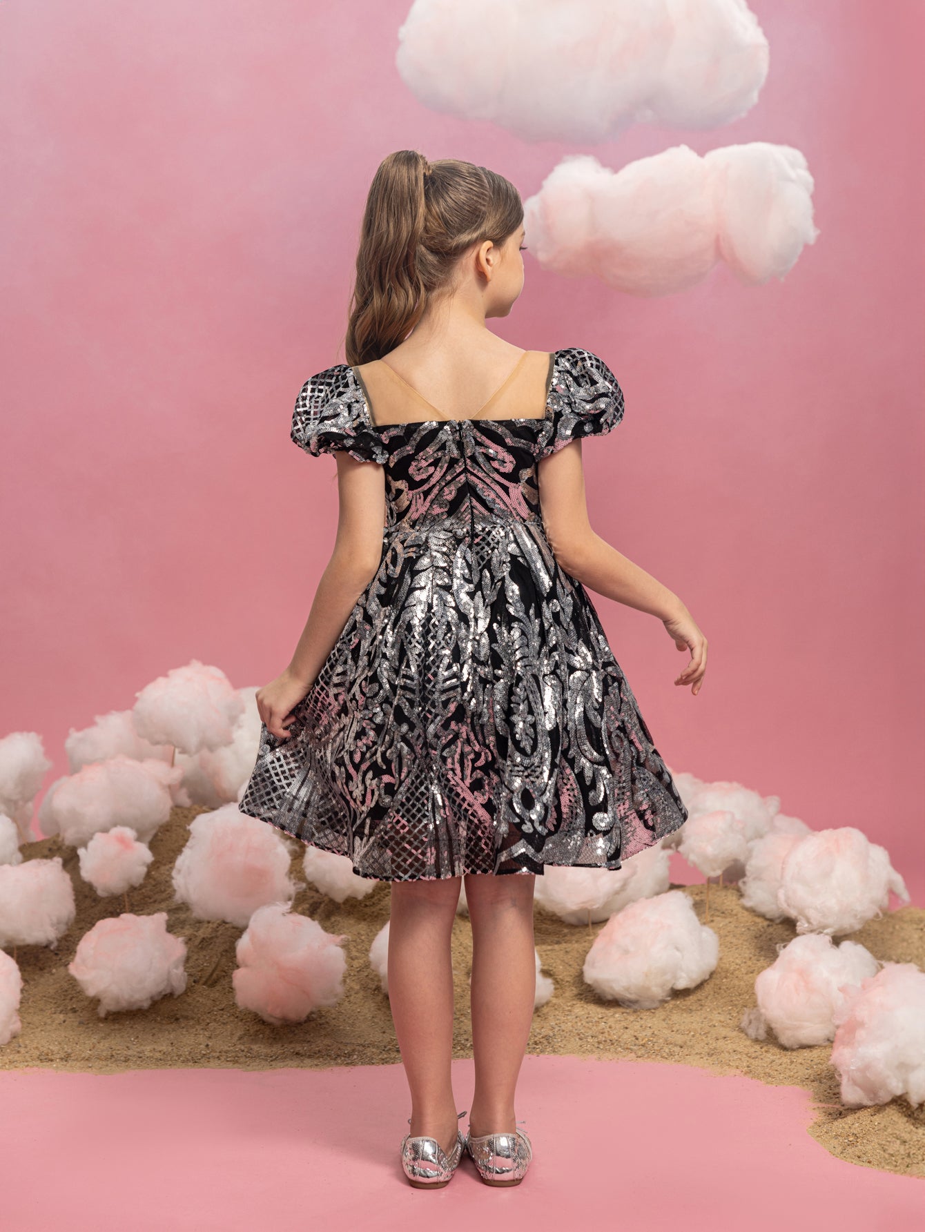 Tween Mädchen-Partykleid mit Puffärmeln und kontrastierendem Netzstoff und Pailletten 