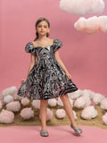 Tween Mädchen-Partykleid mit Puffärmeln und kontrastierendem Netzstoff und Pailletten 