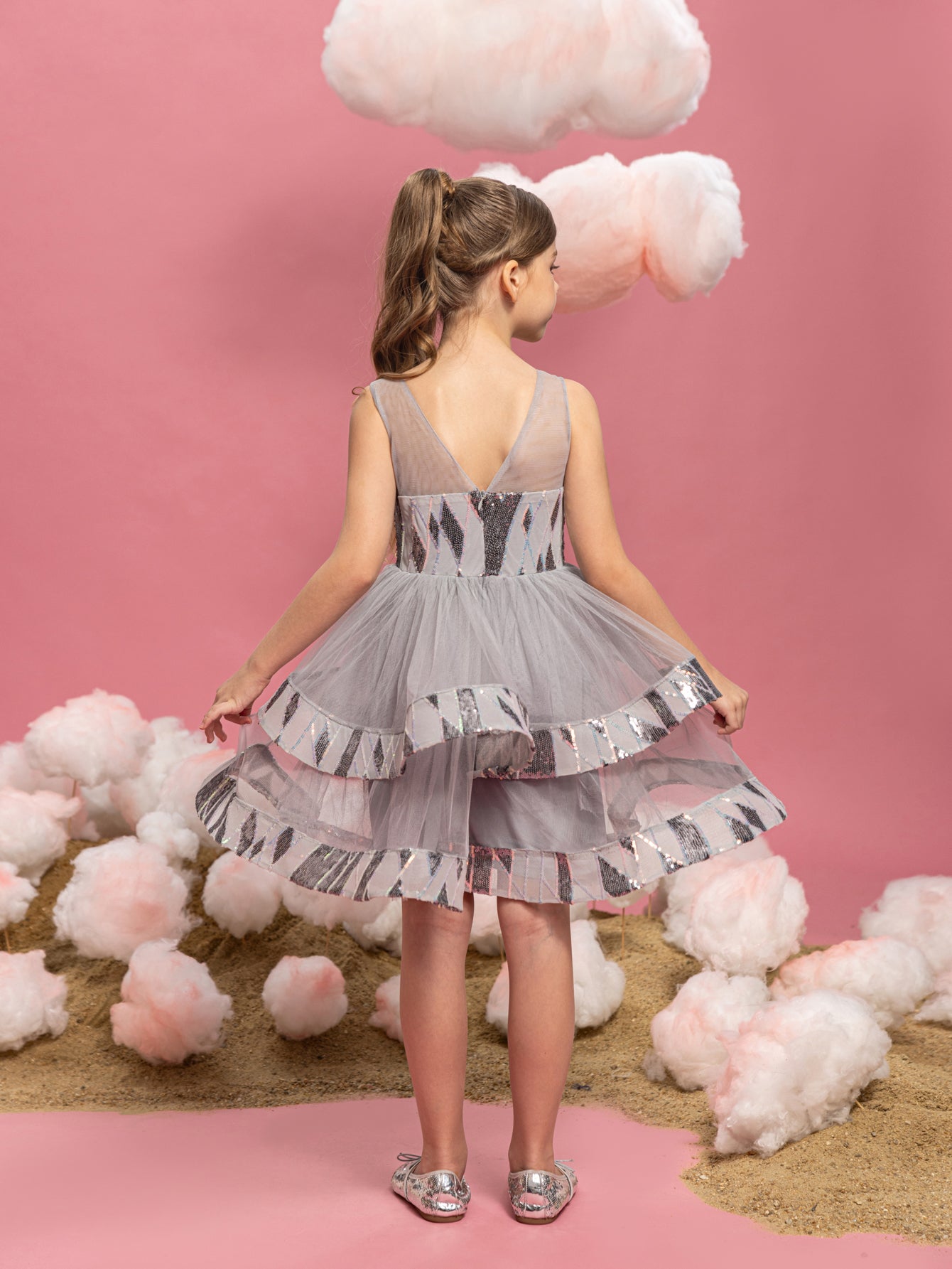 Tween-Partykleid für Mädchen mit mehrlagigem Netzstoff und kontrastierendem Paillettensaum 