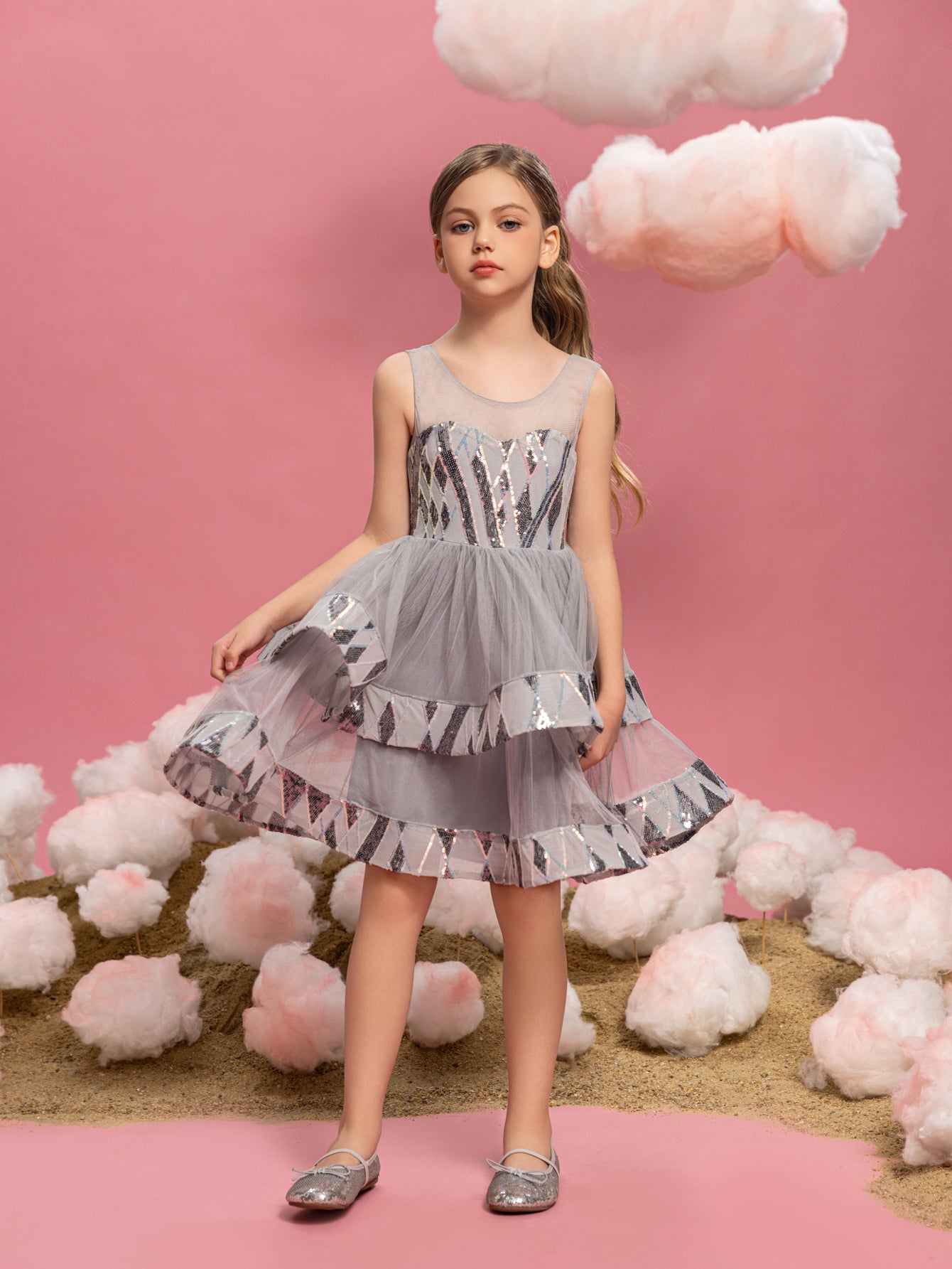 Tween-Partykleid für Mädchen mit mehrlagigem Netzstoff und kontrastierendem Paillettensaum 