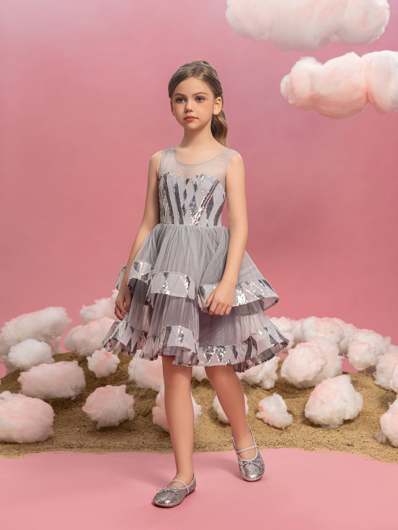 Tween-Partykleid für Mädchen mit mehrlagigem Netzstoff und kontrastierendem Paillettensaum 