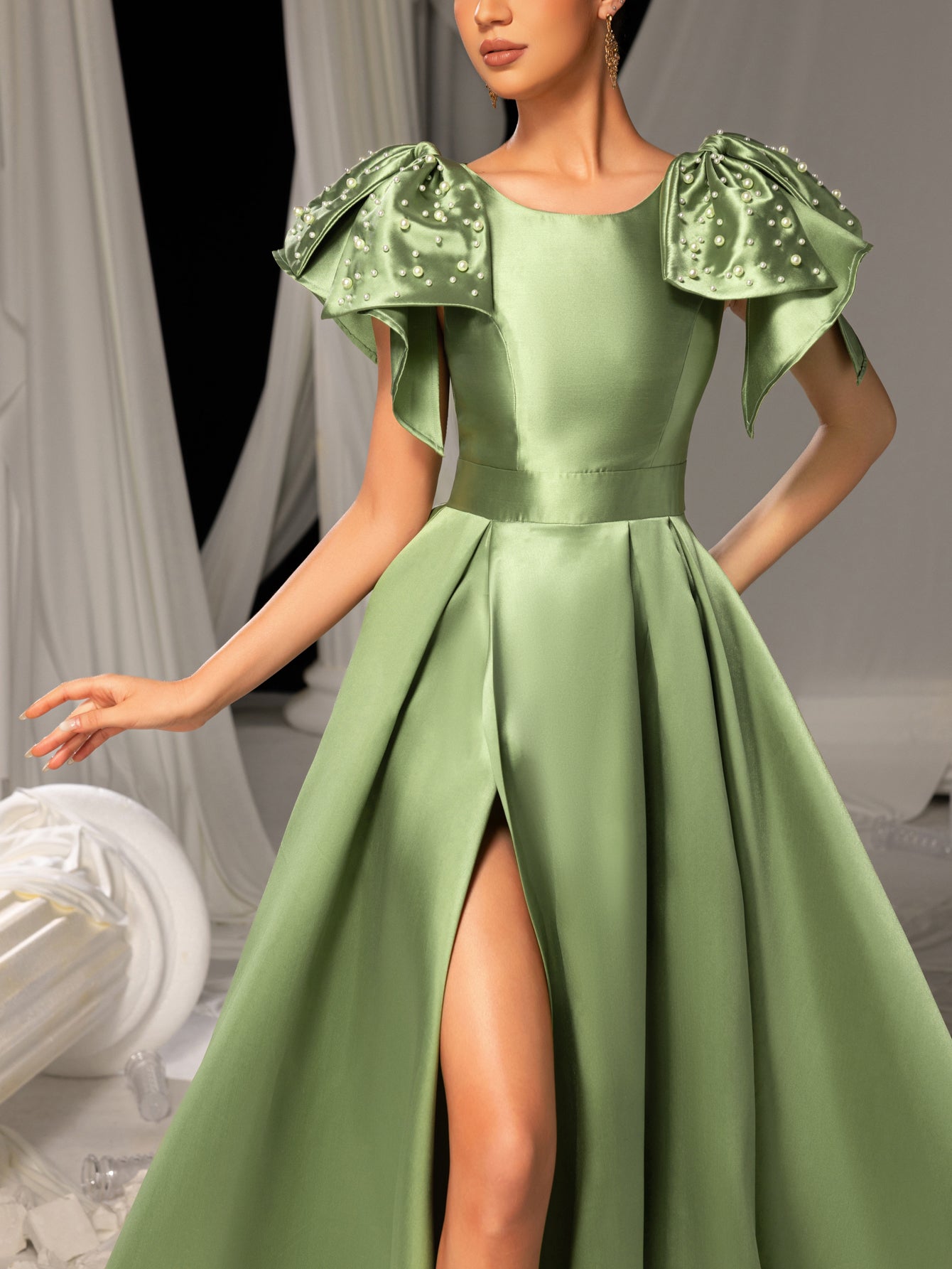 Elegant Satin Evening Gown with Bow Shoulder & Dramatic High Slit – Luxurious Evening Wear for Red Carpet, Formal Galas & Wedding Receptions