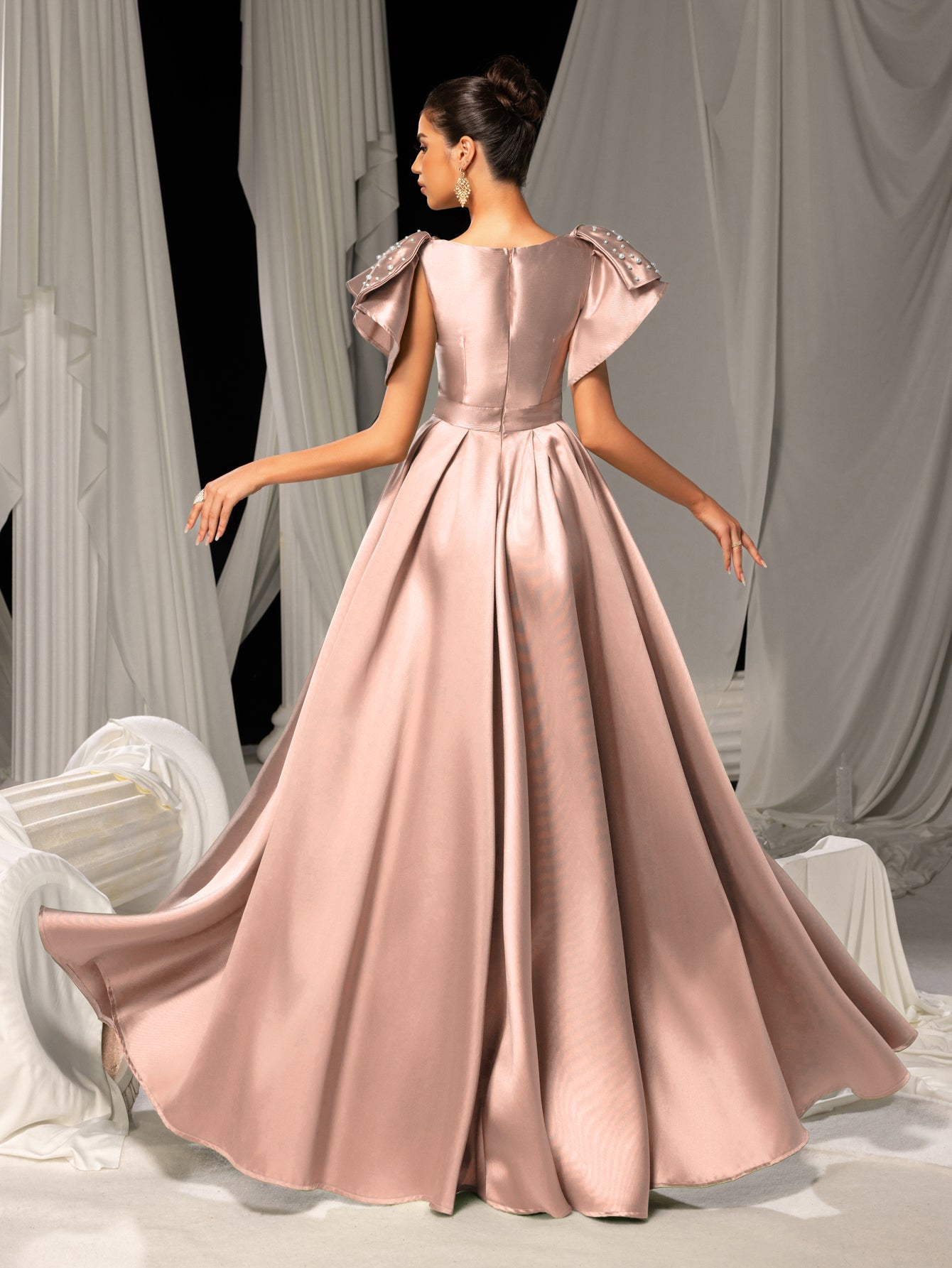 Elegant Satin Evening Gown with Bow Shoulder & Dramatic High Slit – Luxurious Evening Wear for Red Carpet, Formal Galas & Wedding Receptions