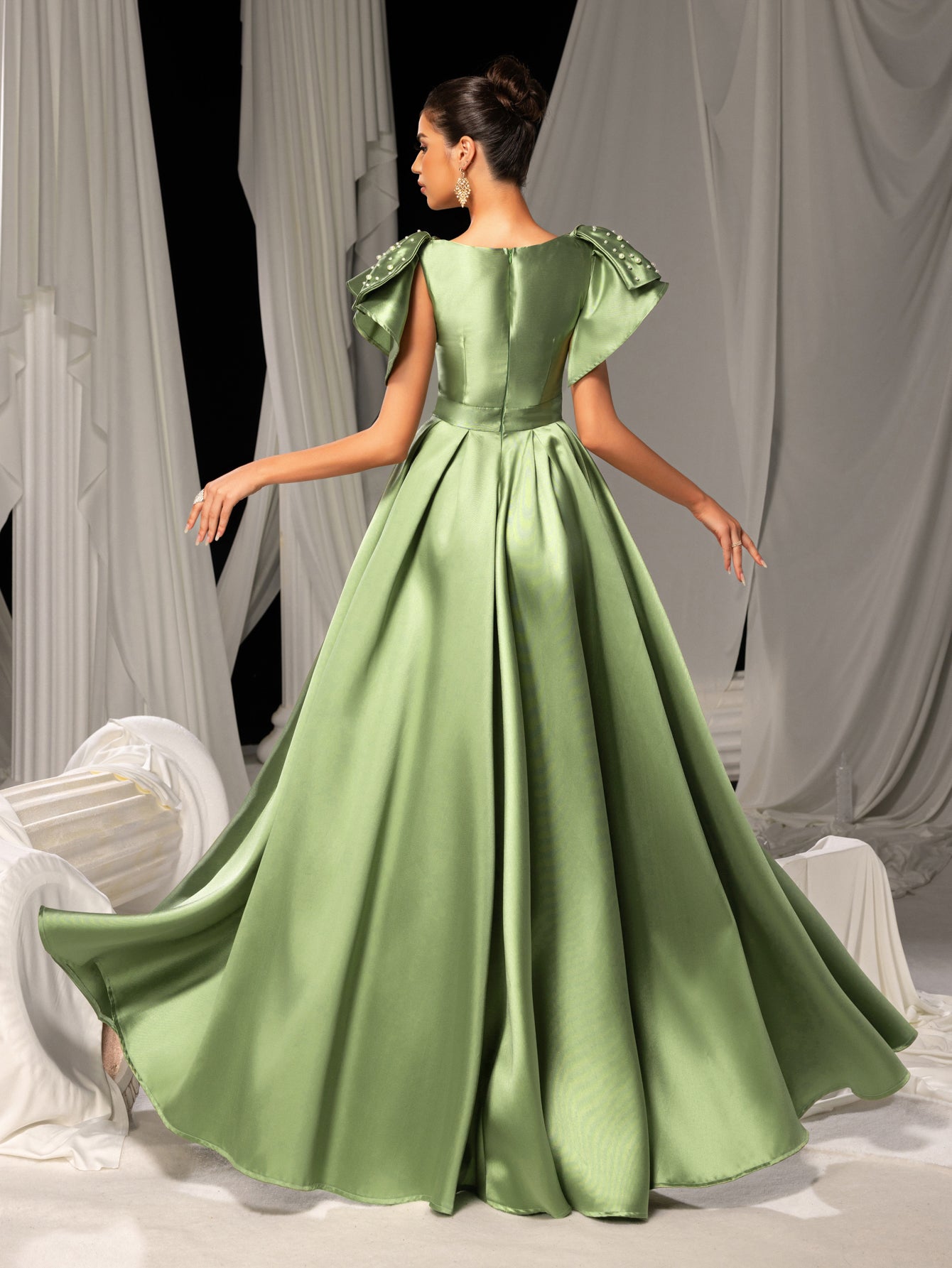 Elegant Satin Evening Gown with Bow Shoulder & Dramatic High Slit – Luxurious Evening Wear for Red Carpet, Formal Galas & Wedding Receptions