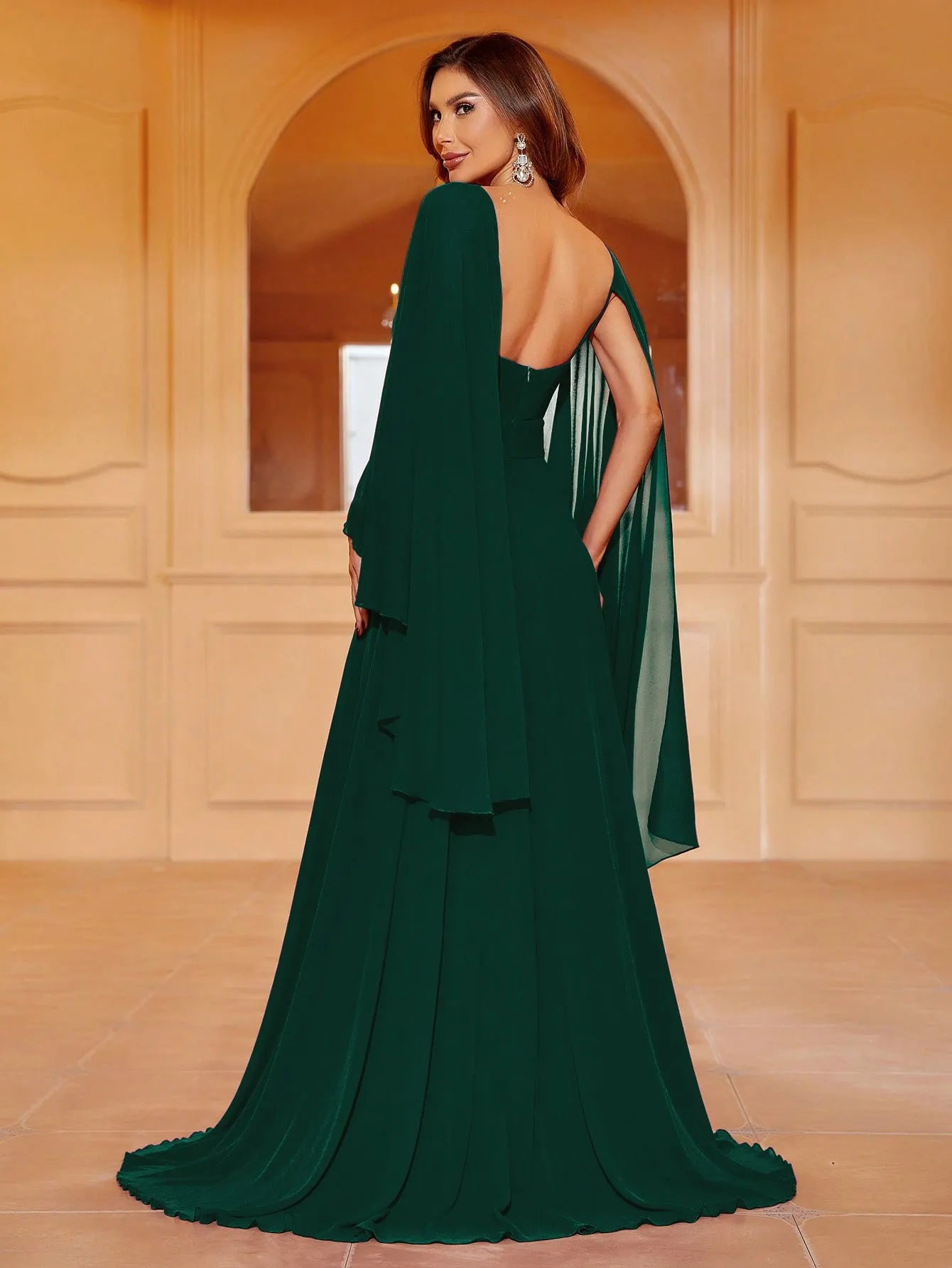 Elegantes Abendkleid aus Chiffon mit geraffter Vorderseite und Cape-Ärmeln